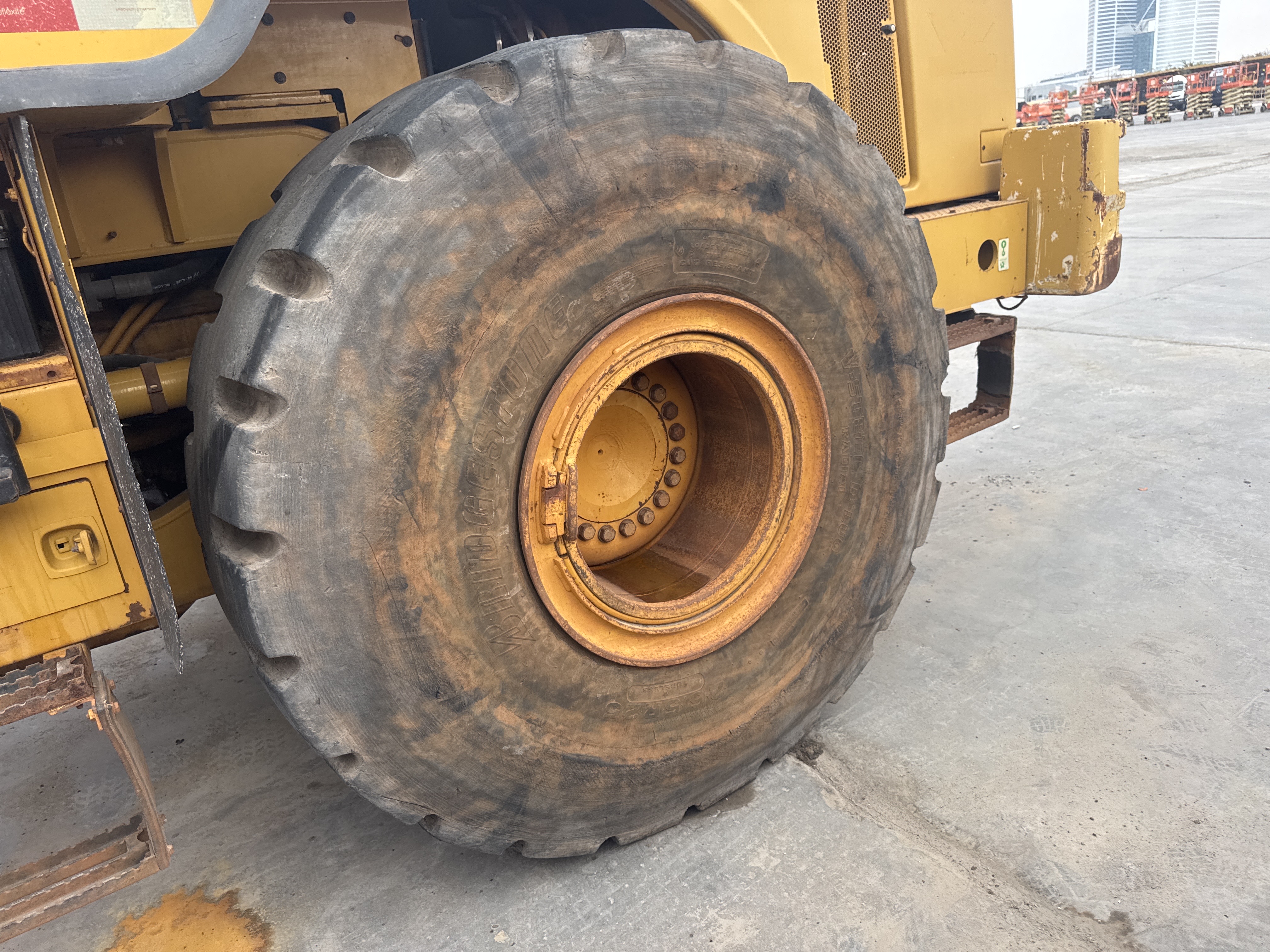 WHL-012-Cat-966H-Wheel-loaders-inspection-Chassis-Left-rear-tire-/-wheel-hub---condition-1