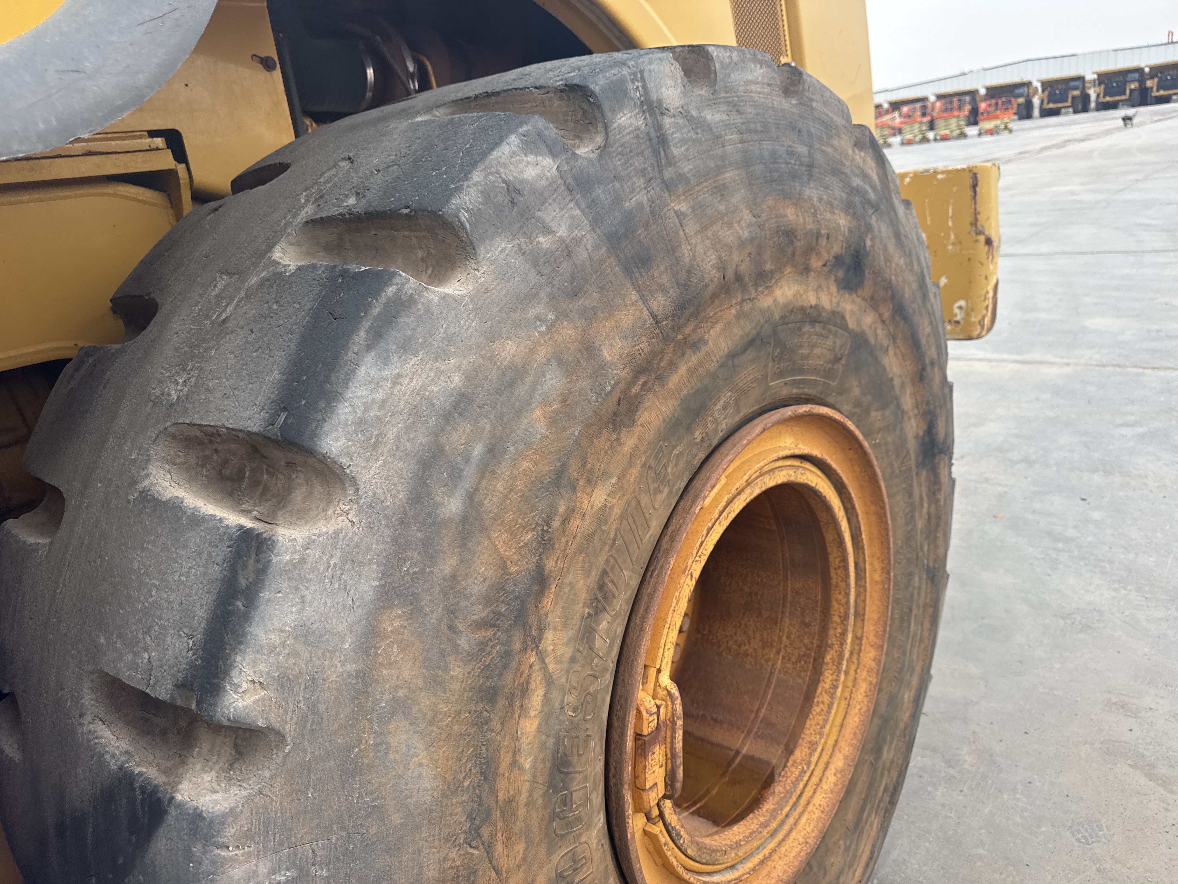 WHL-012-Cat-966H-Wheel-loaders-inspection-Chassis-Left-rear-tire-/-wheel-hub---condition-1