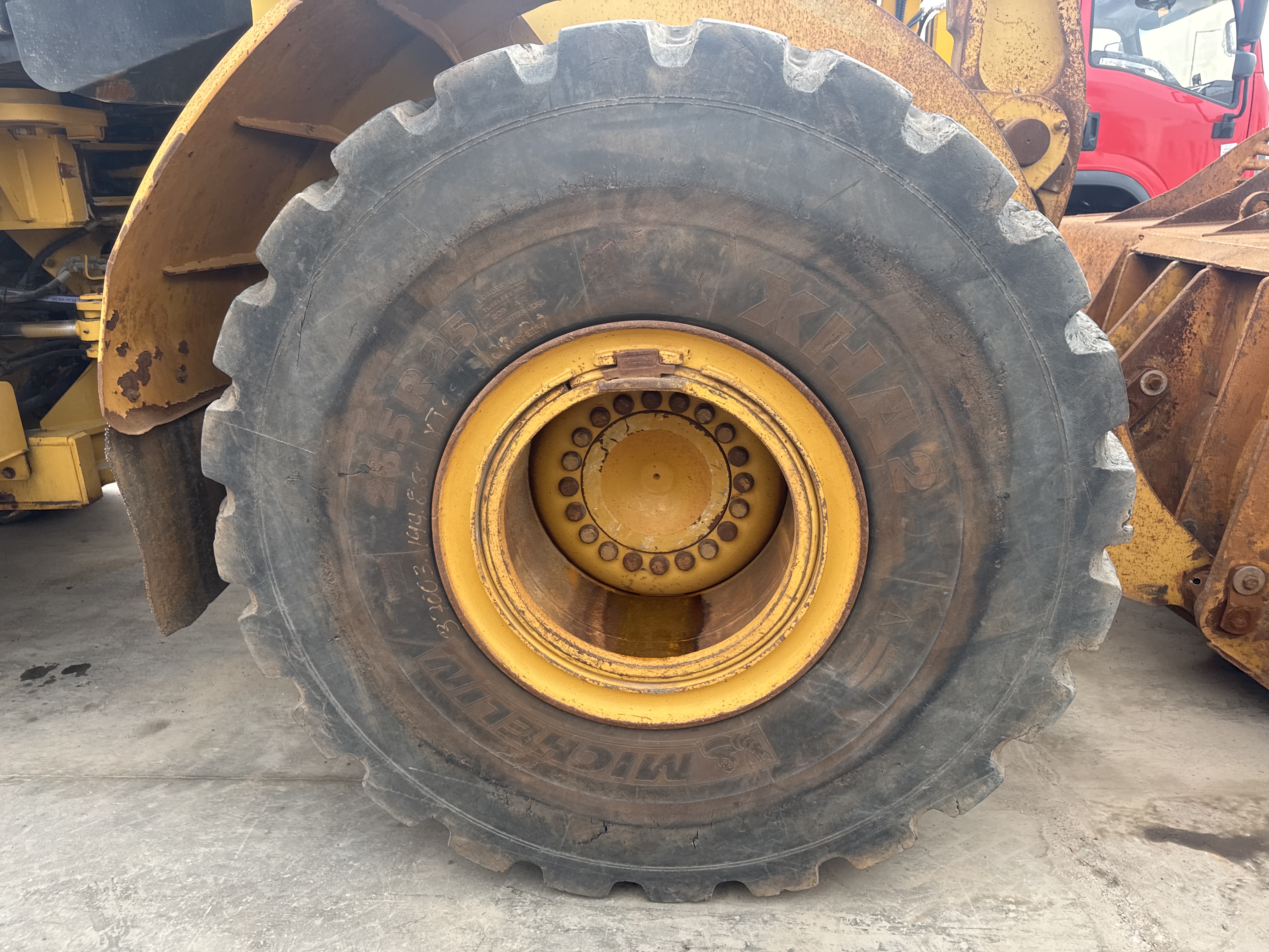 WHL-012-Cat-966H-Wheel-loaders-inspection-Chassis-Right-front-tire-/-wheel-hub---condition-1