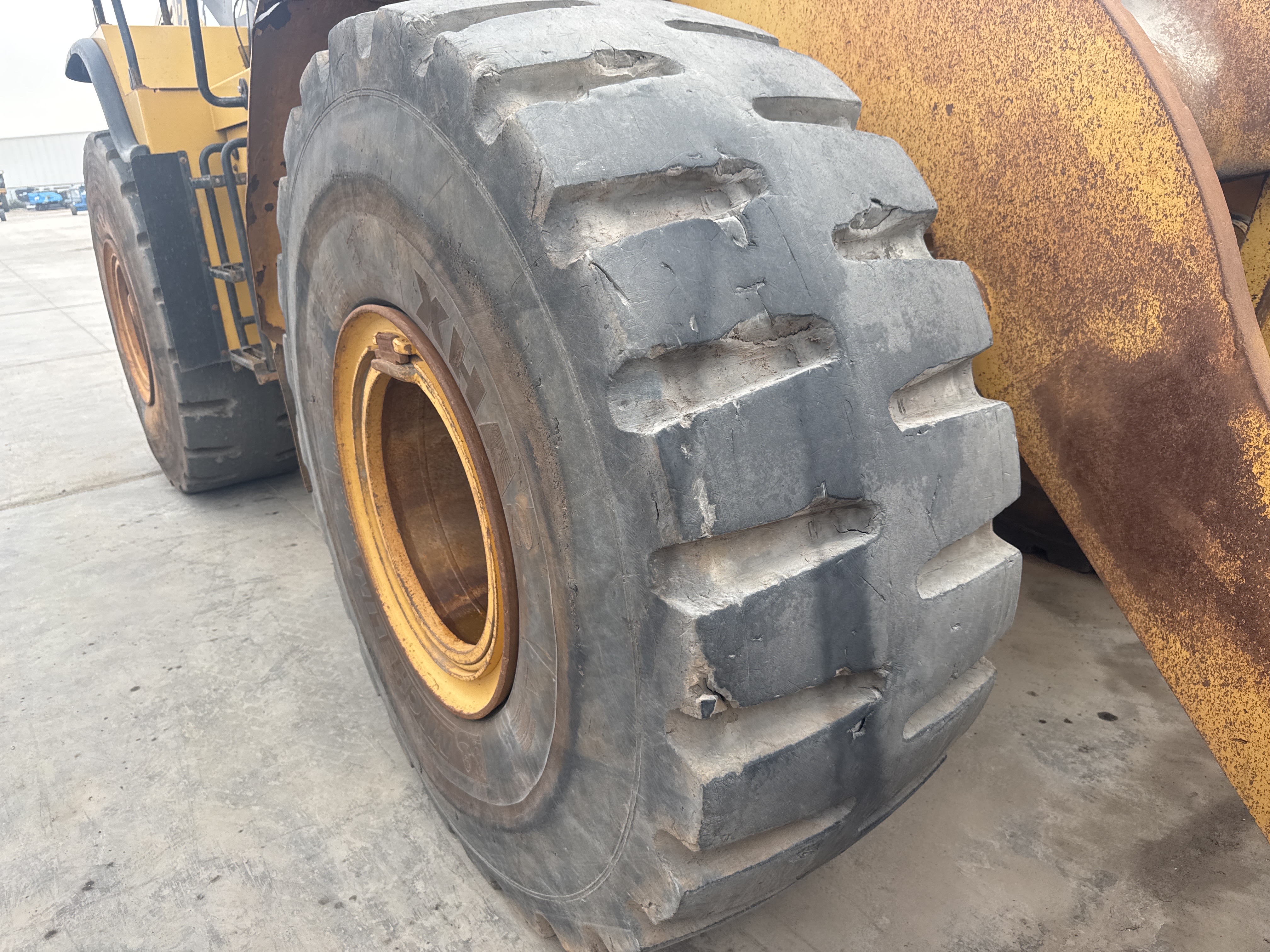 WHL-012-Cat-966H-Wheel-loaders-inspection-Chassis-Right-front-tire-/-wheel-hub---condition-1