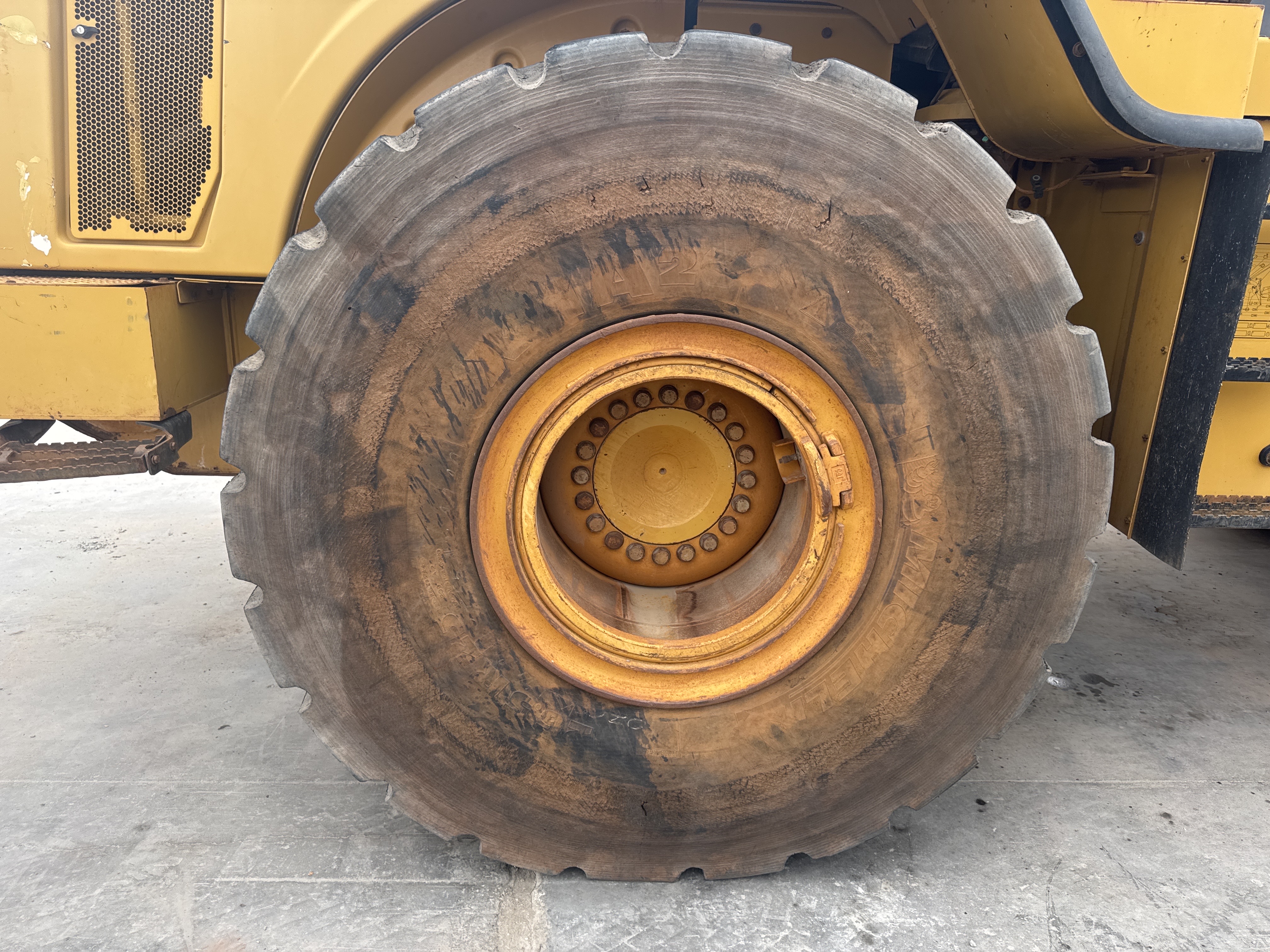 WHL-012-Cat-966H-Wheel-loaders-inspection-Chassis-Right-rear-tire-/-wheel-hub---condition-1