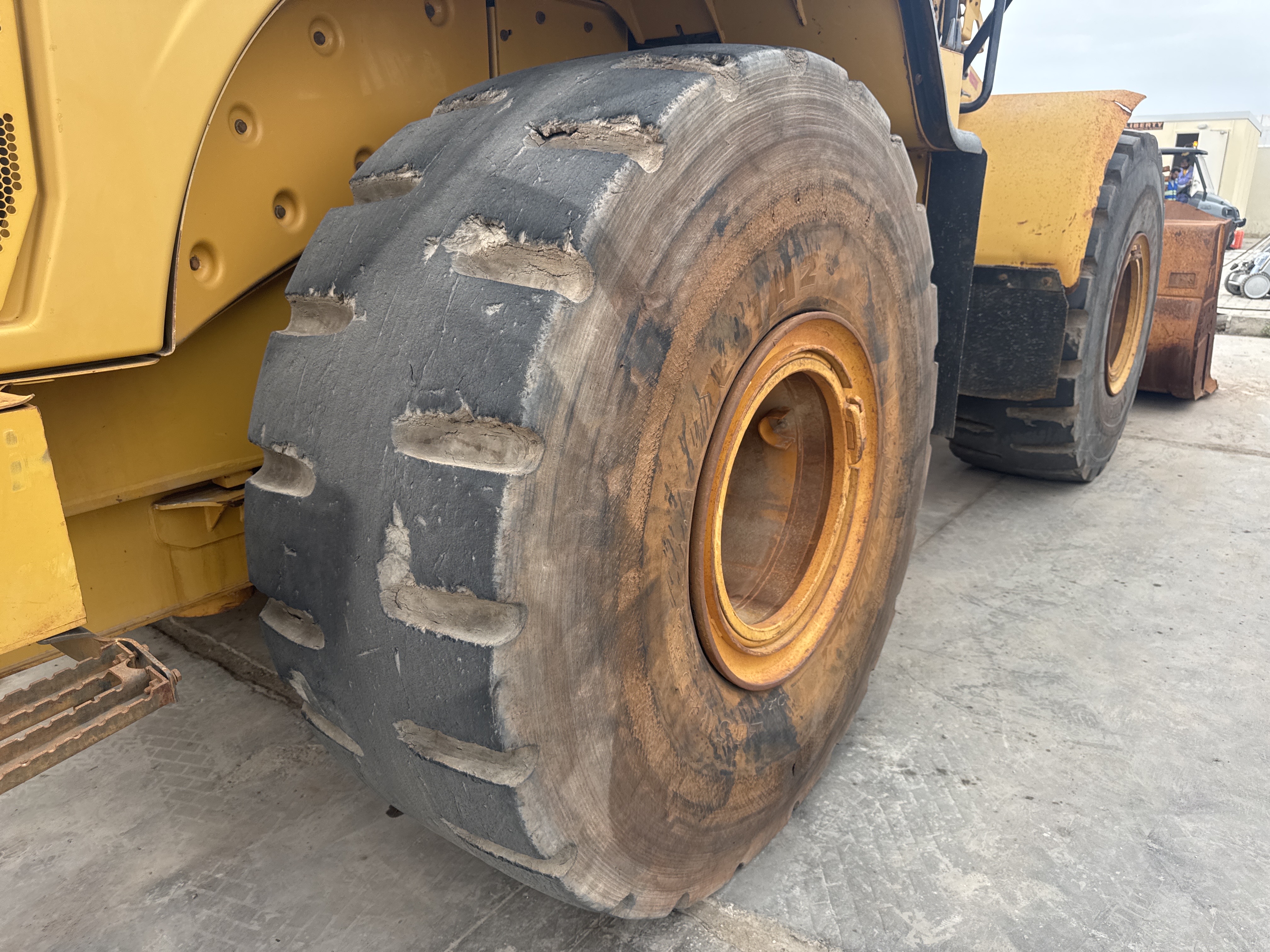 WHL-012-Cat-966H-Wheel-loaders-inspection-Chassis-Right-rear-tire-/-wheel-hub---condition-1