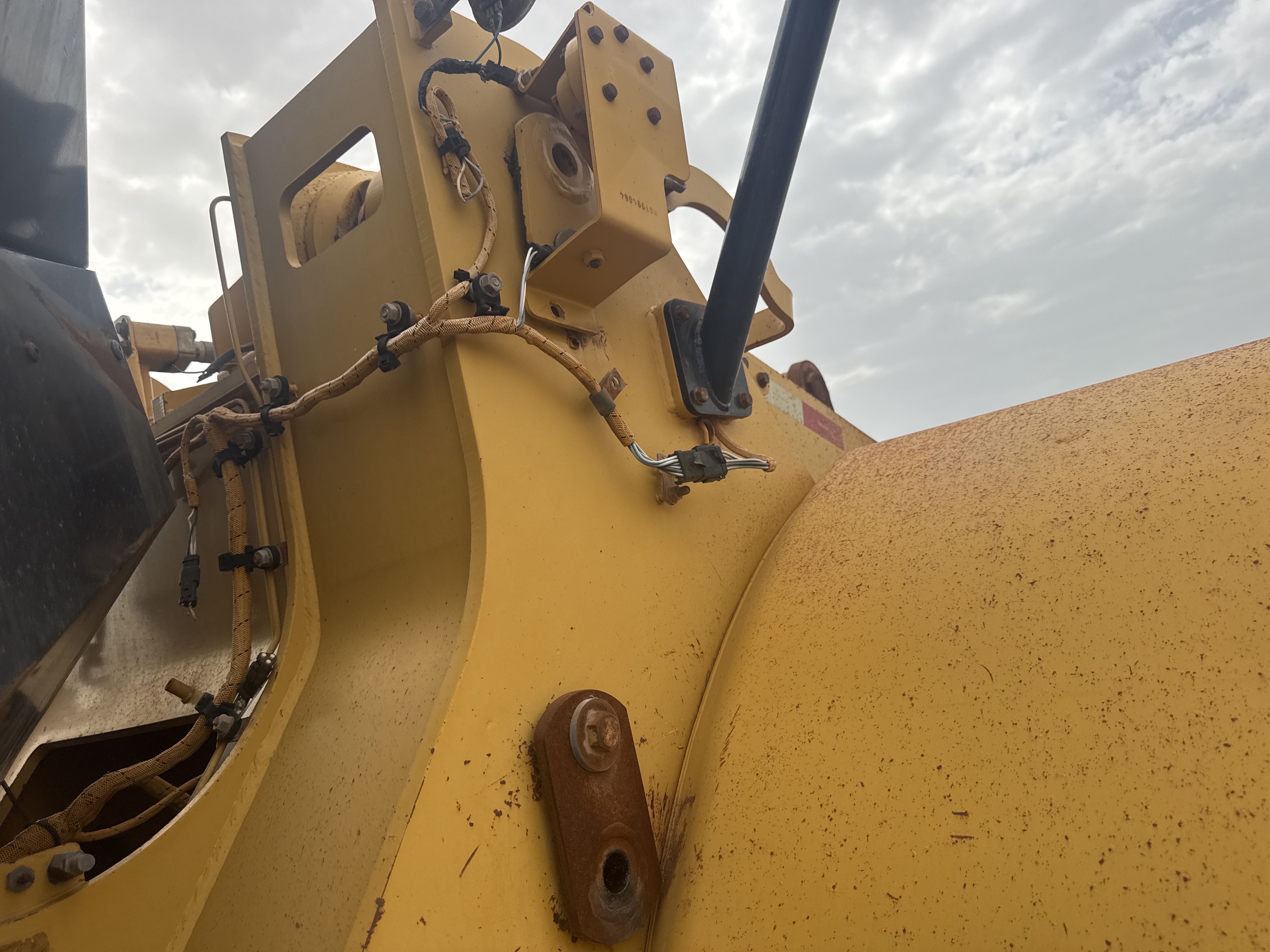WHL-012-Cat-966H-Wheel-loaders-inspection-Chassis-Lift-arm-base-pin-and-bushings-1