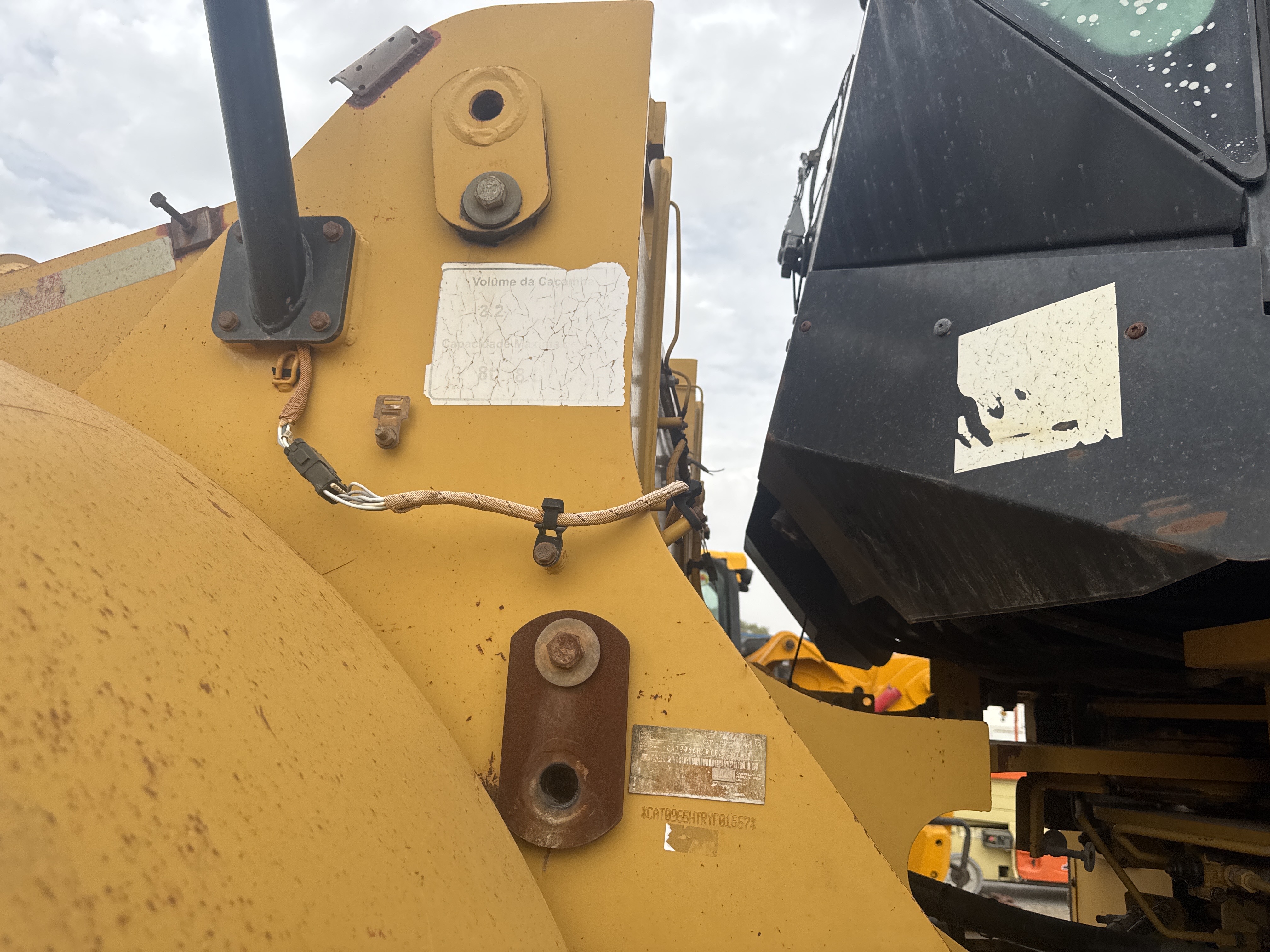 WHL-012-Cat-966H-Wheel-loaders-inspection-Chassis-Lift-arm-base-pin-and-bushings-1