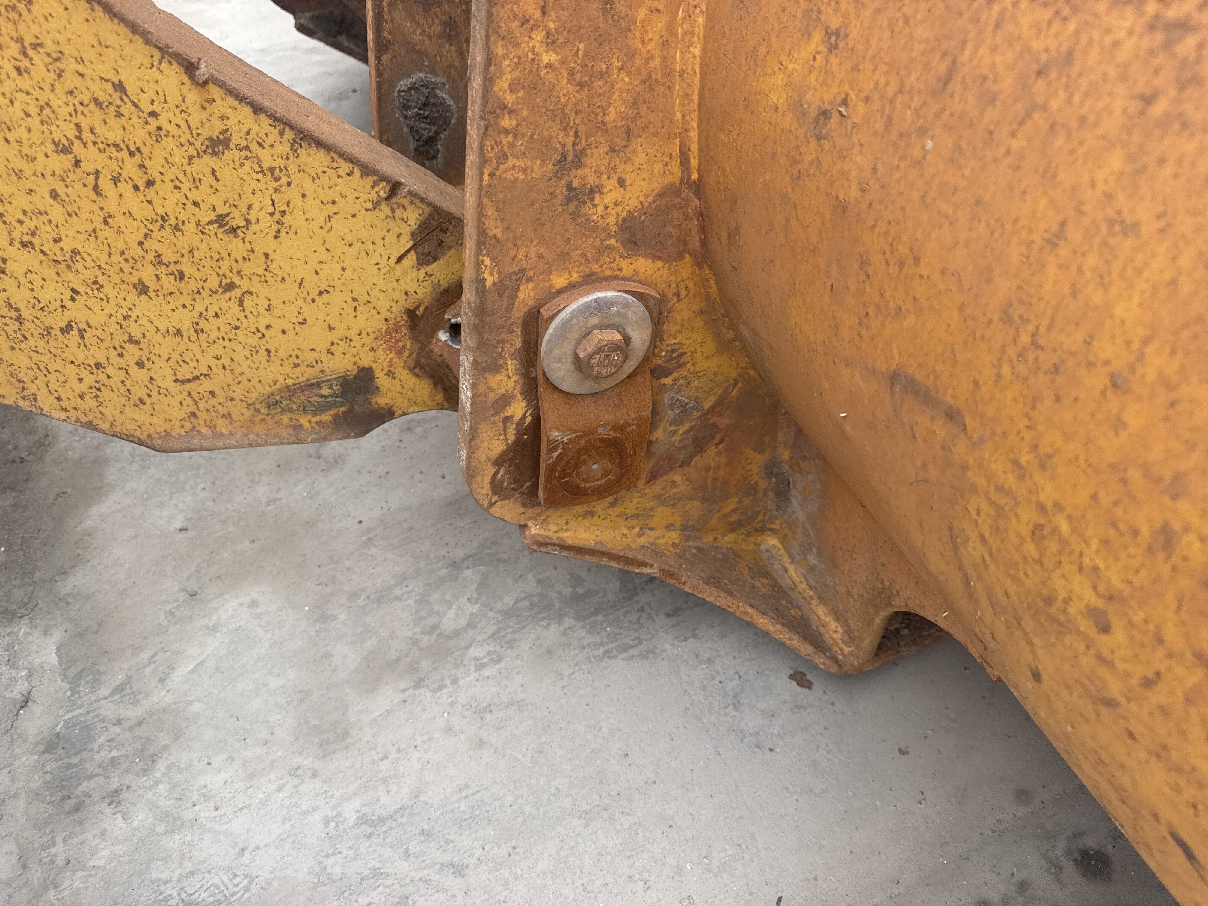 WHL-012-Cat-966H-Wheel-loaders-inspection-Chassis-Pins-and-bushings-lift-arm-to-bucket-1
