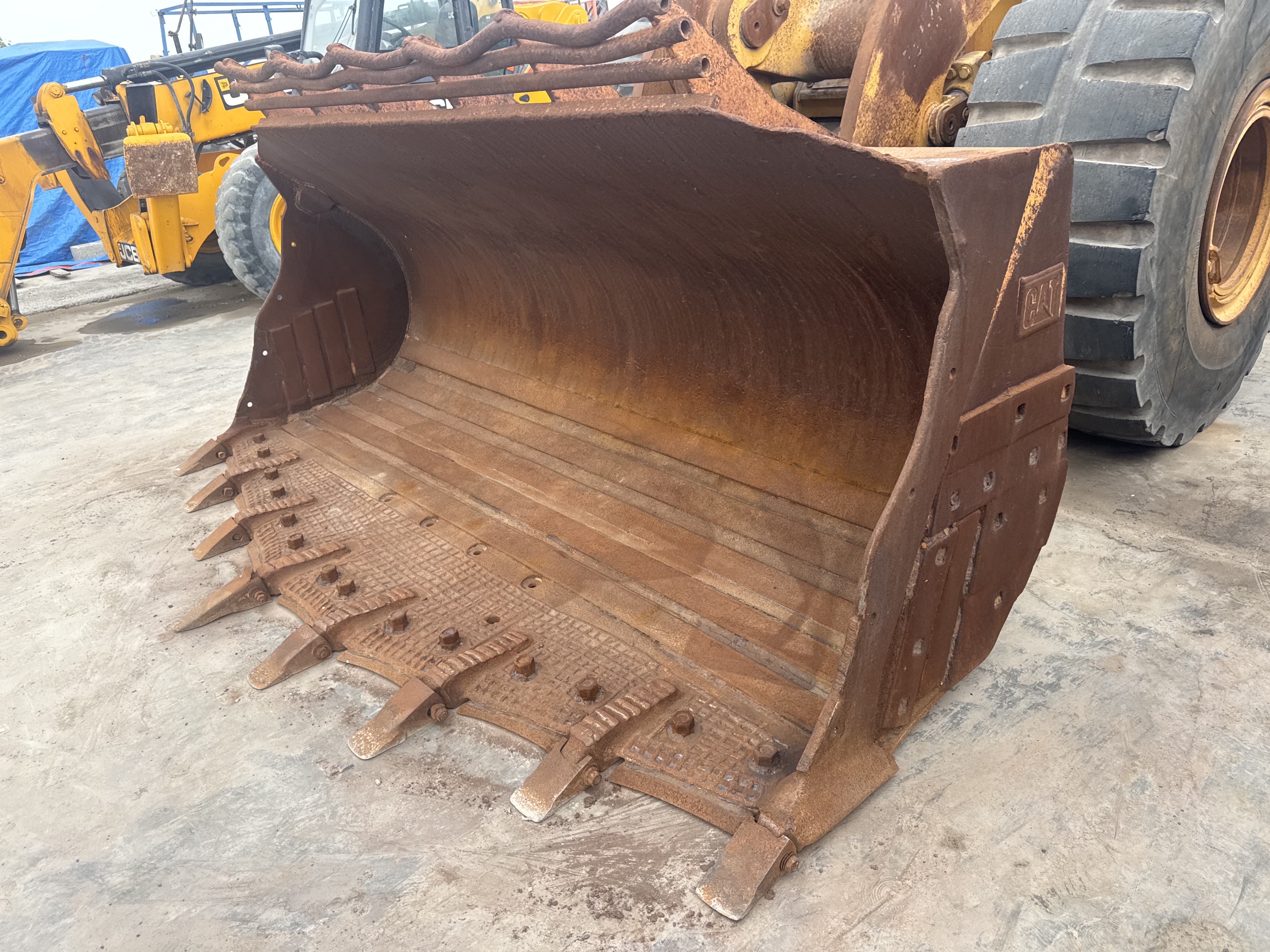 WHL-012-Cat-966H-Wheel-loaders-inspection-Attachments-Loader-bucket-condition-1
