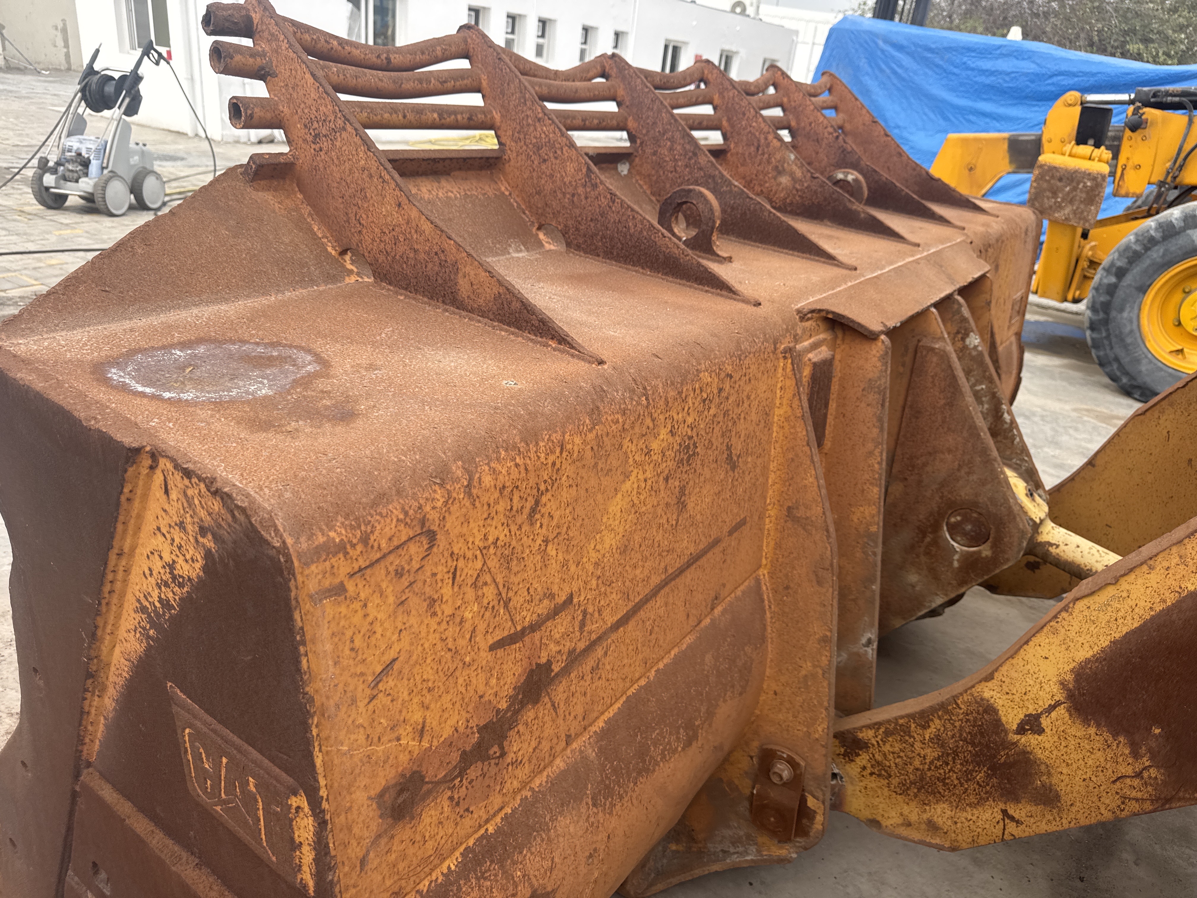 WHL-012-Cat-966H-Wheel-loaders-inspection-Attachments-Loader-bucket-condition-1
