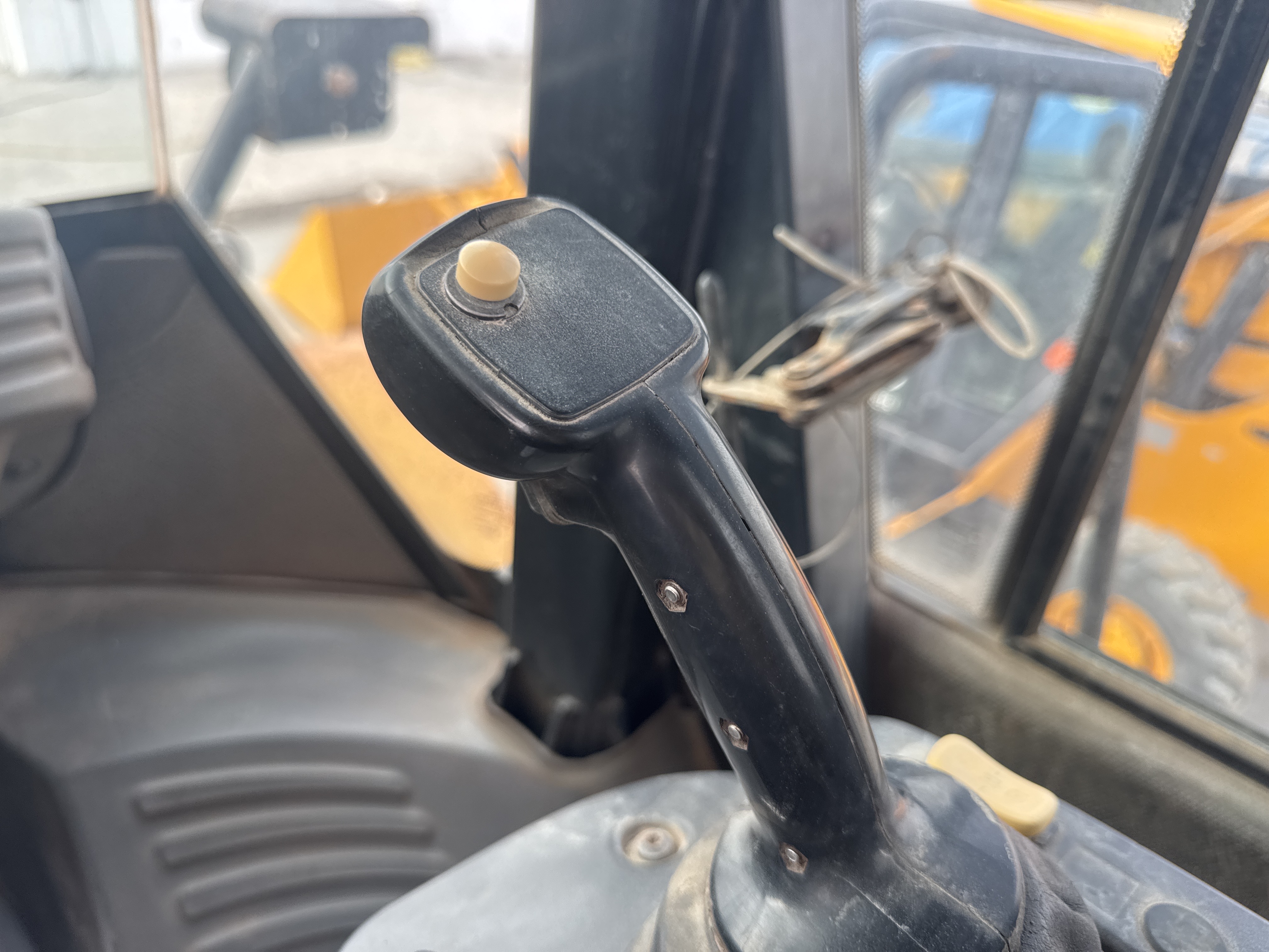 WHL-012-Cat-966H-Wheel-loaders-inspection-Cabin-Joysticks-1