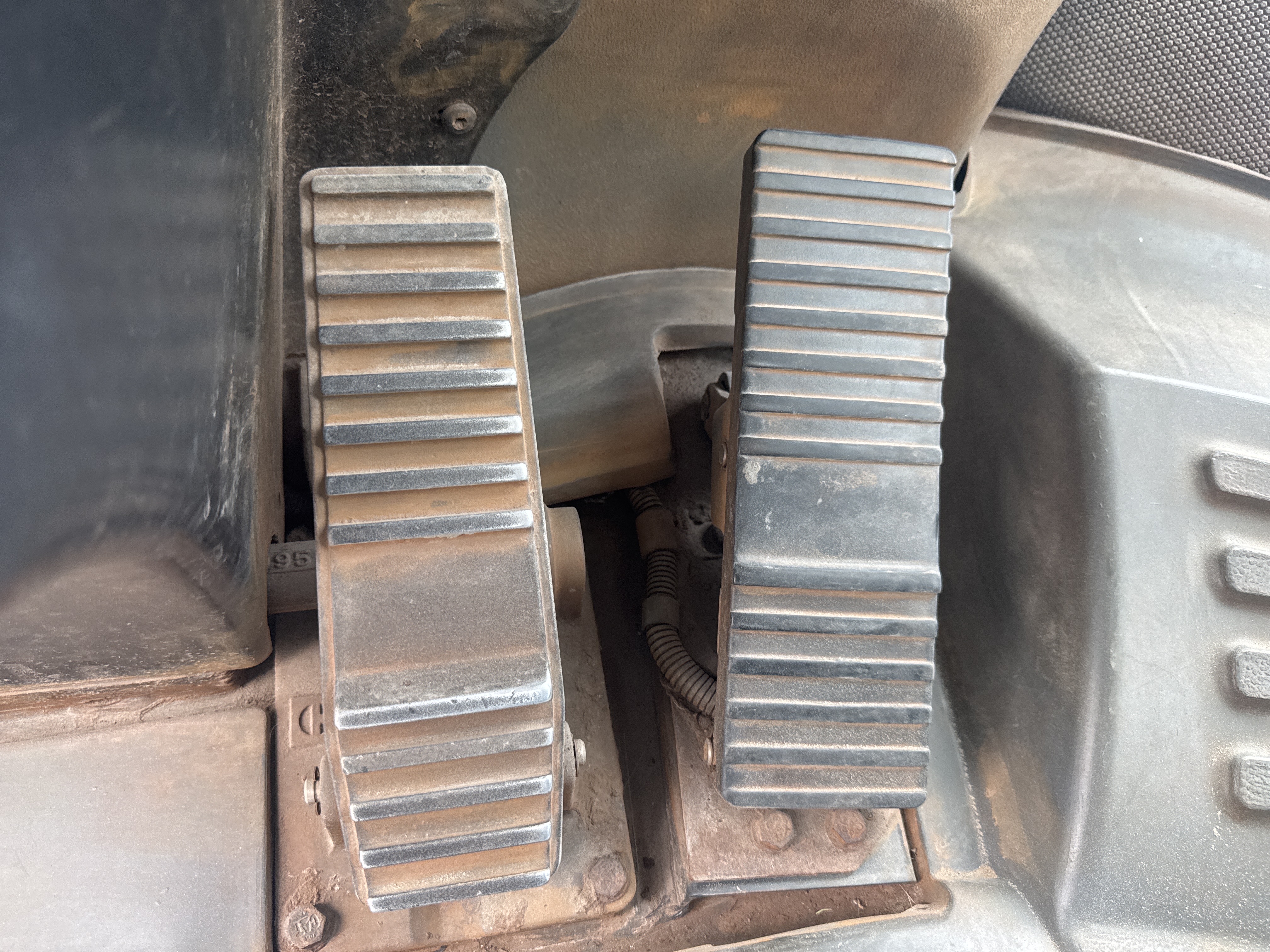 WHL-012-Cat-966H-Wheel-loaders-inspection-Cabin-Pedals-1