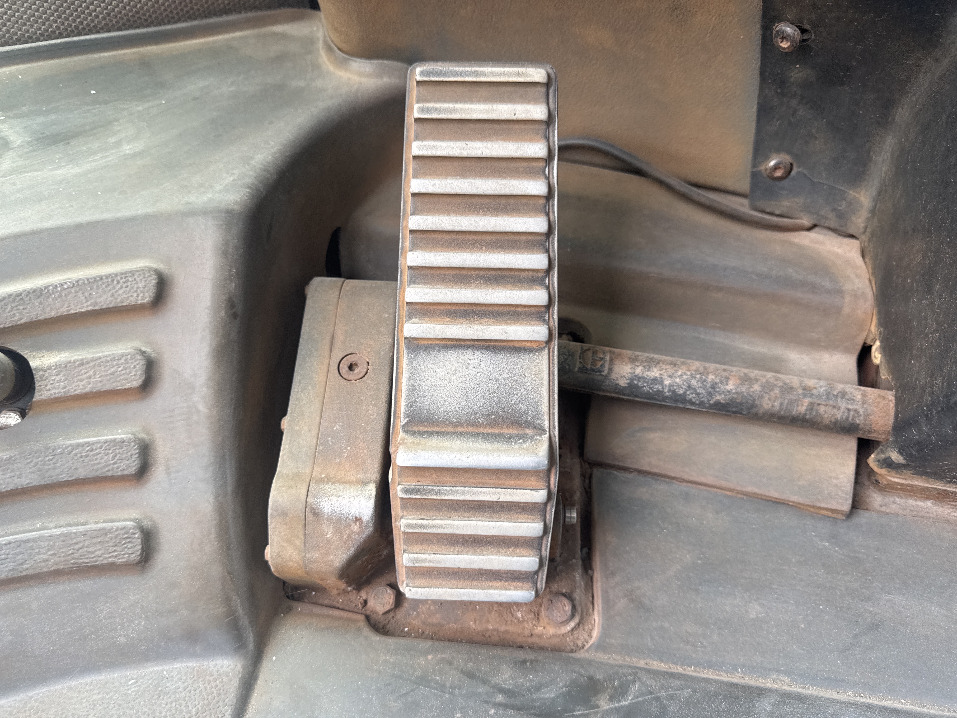 WHL-012-Cat-966H-Wheel-loaders-inspection-Cabin-Pedals-1