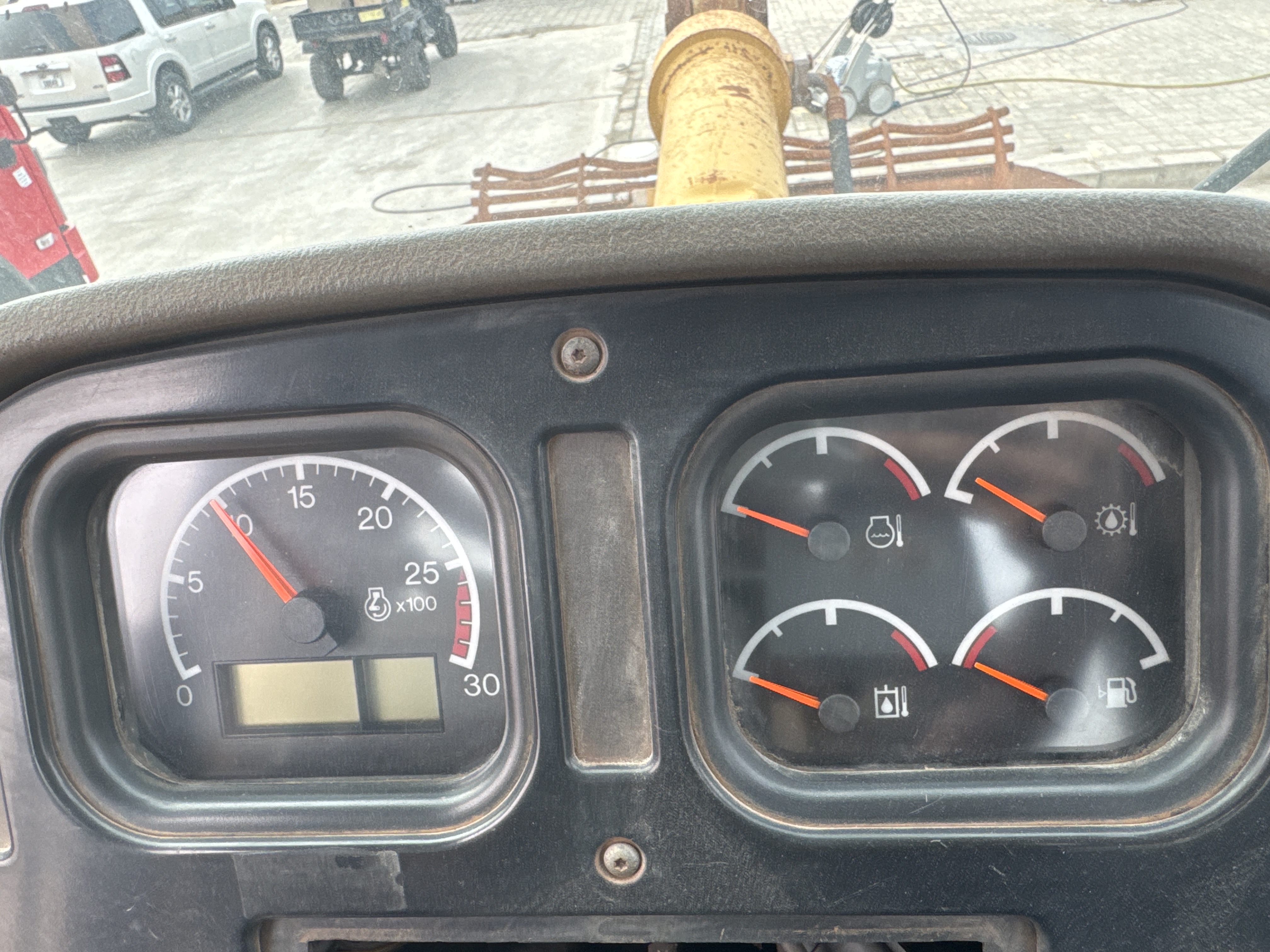 WHL-012-Cat-966H-Wheel-loaders-inspection-Cabin-Instrument-cluster-1