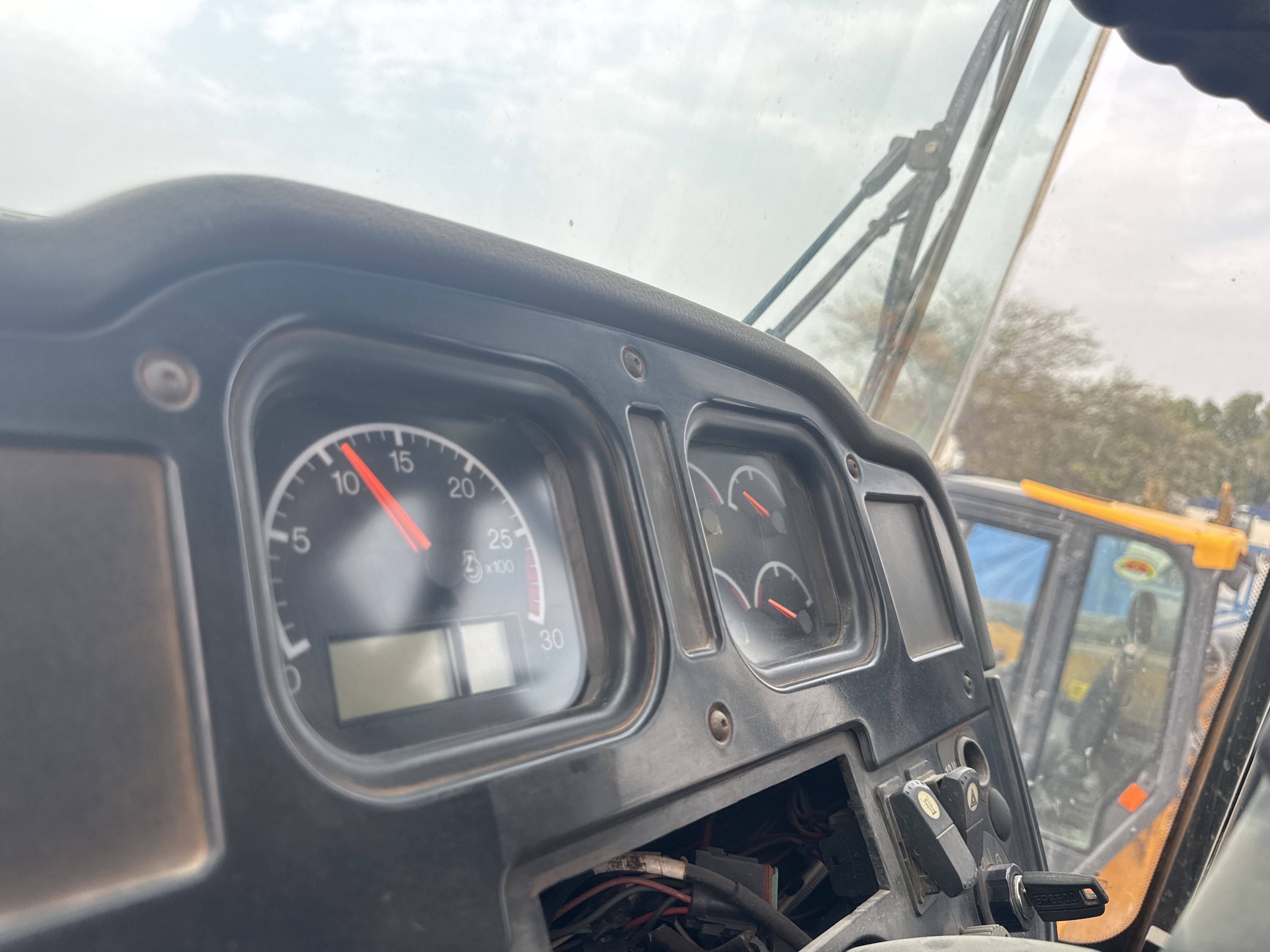 WHL-012-Cat-966H-Wheel-loaders-inspection-Cabin-Instrument-cluster-1