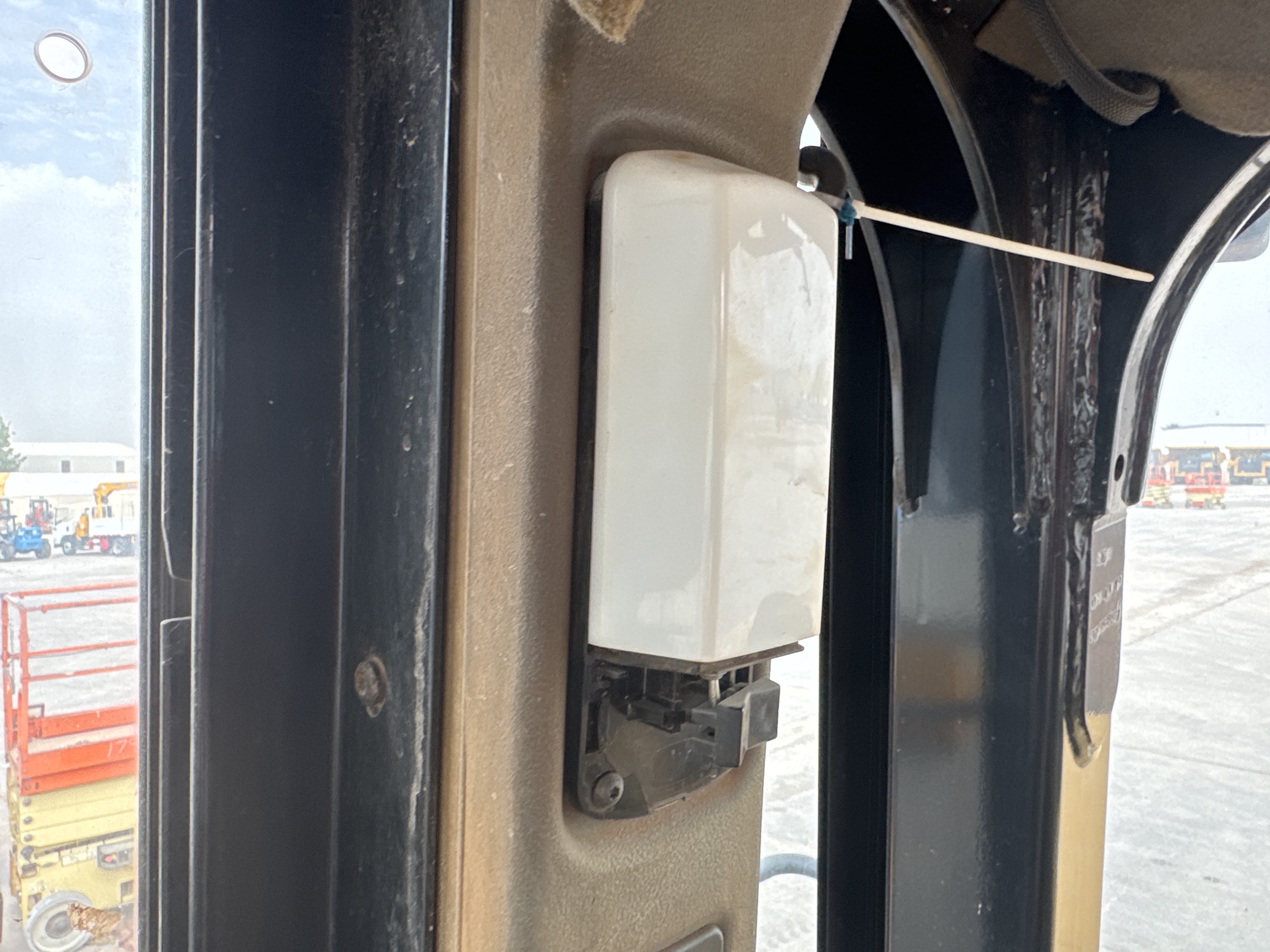 WHL-012-Cat-966H-Wheel-loaders-inspection-Cabin-Cabin-light-1