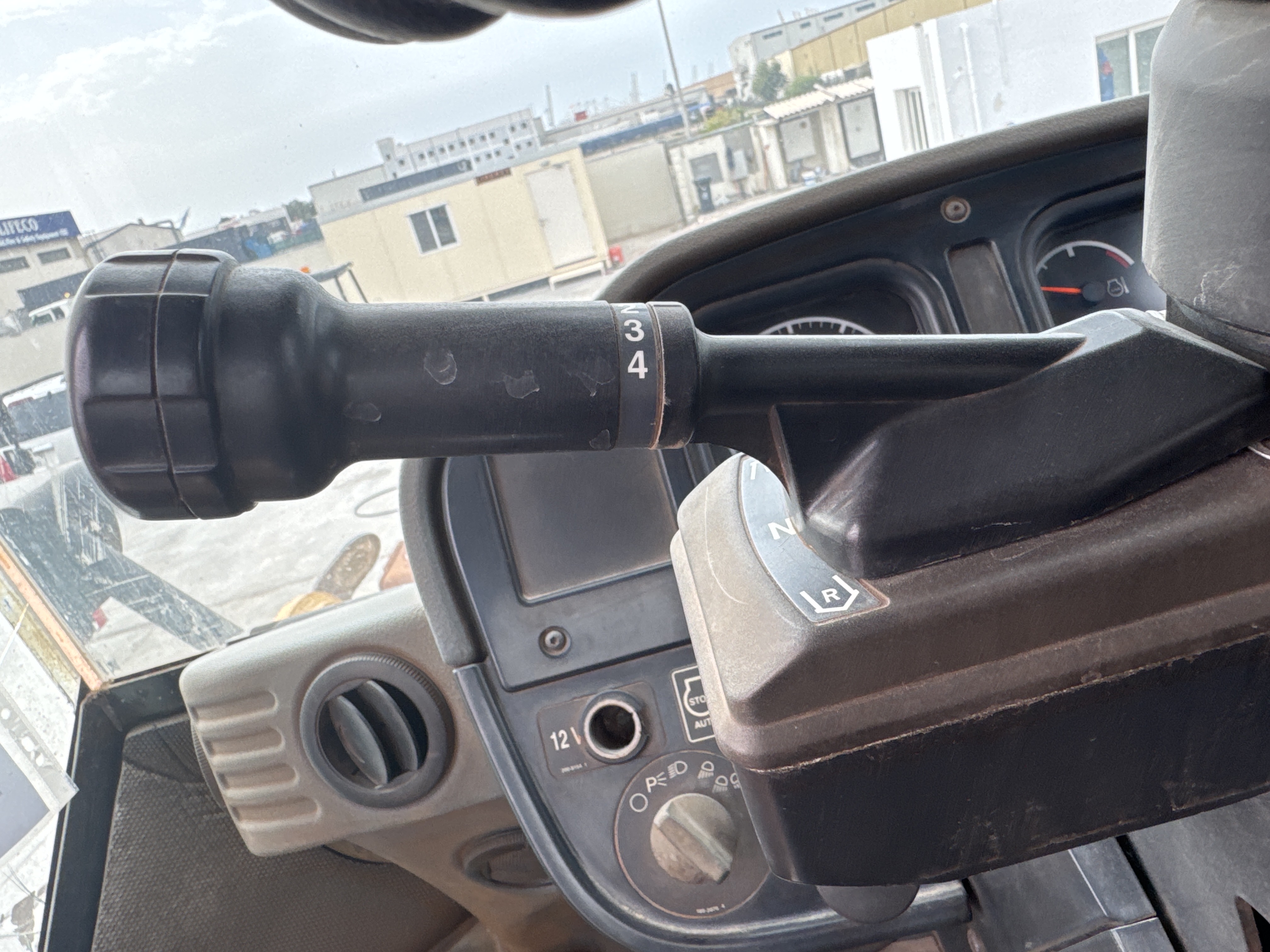 WHL-012-Cat-966H-Wheel-loaders-inspection-Cabin-Gear-lever-1