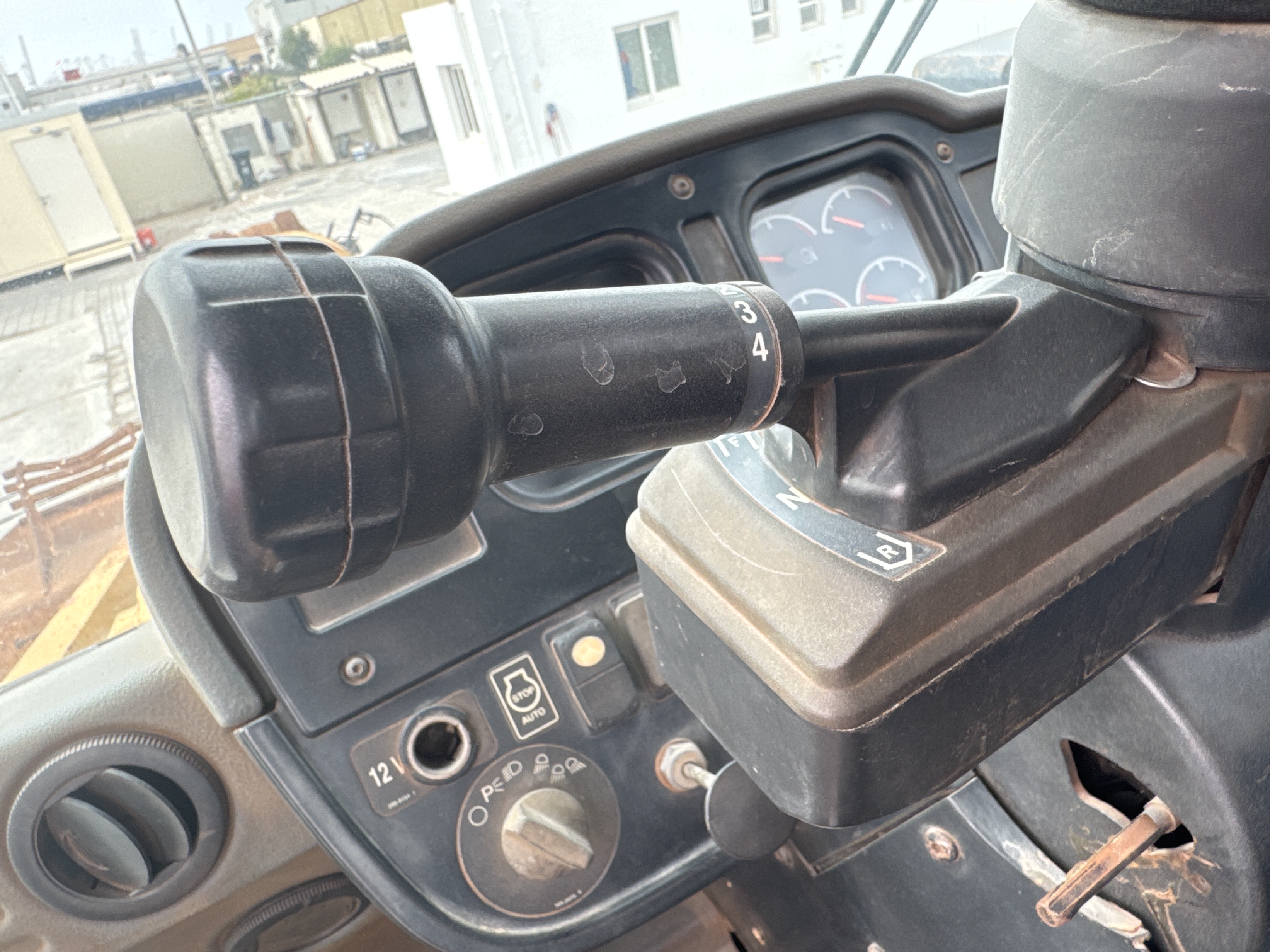 WHL-012-Cat-966H-Wheel-loaders-inspection-Cabin-Gear-lever-1