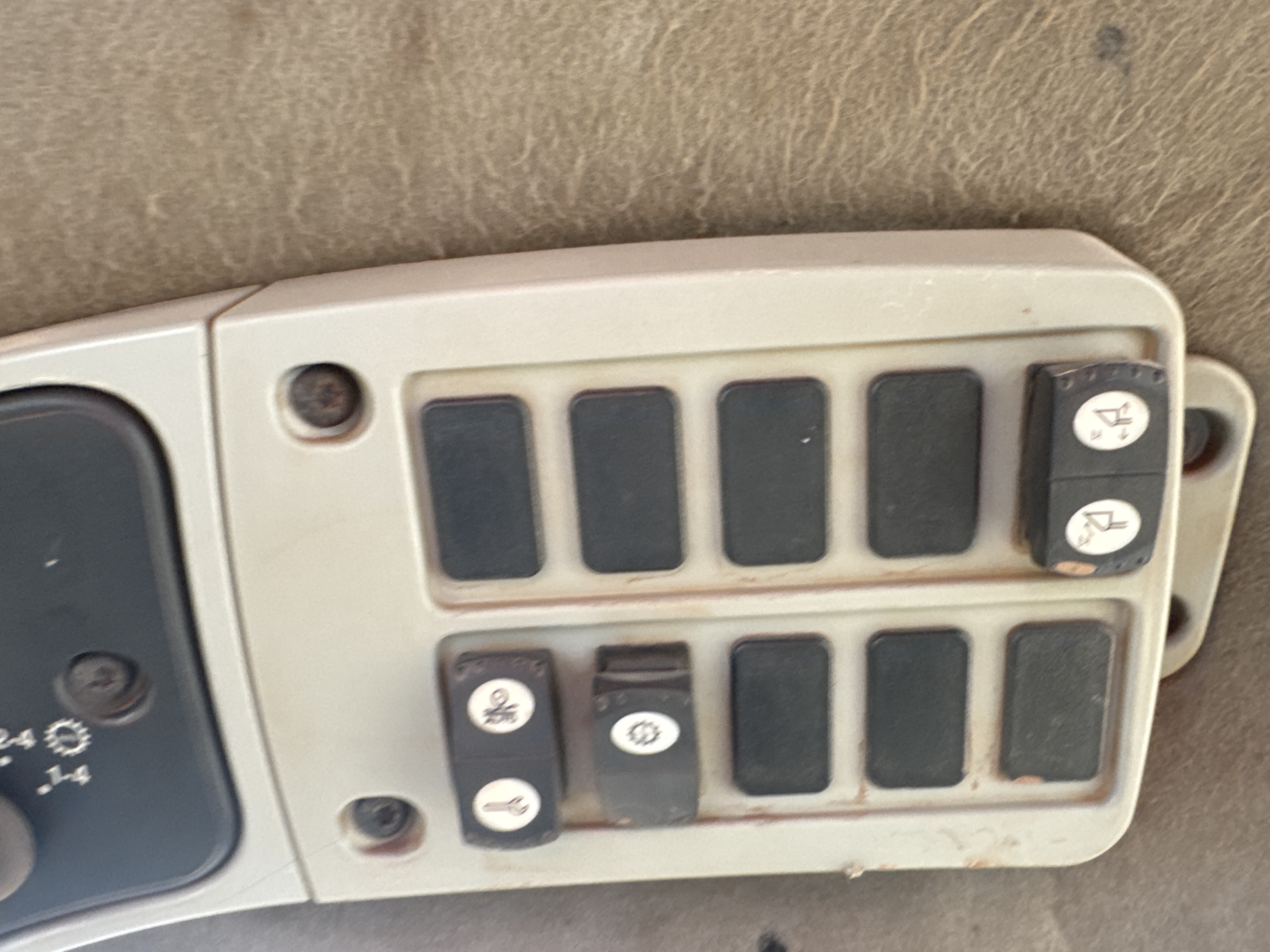 WHL-012-Cat-966H-Wheel-loaders-inspection-Cabin-Electronic-instrument-board-1