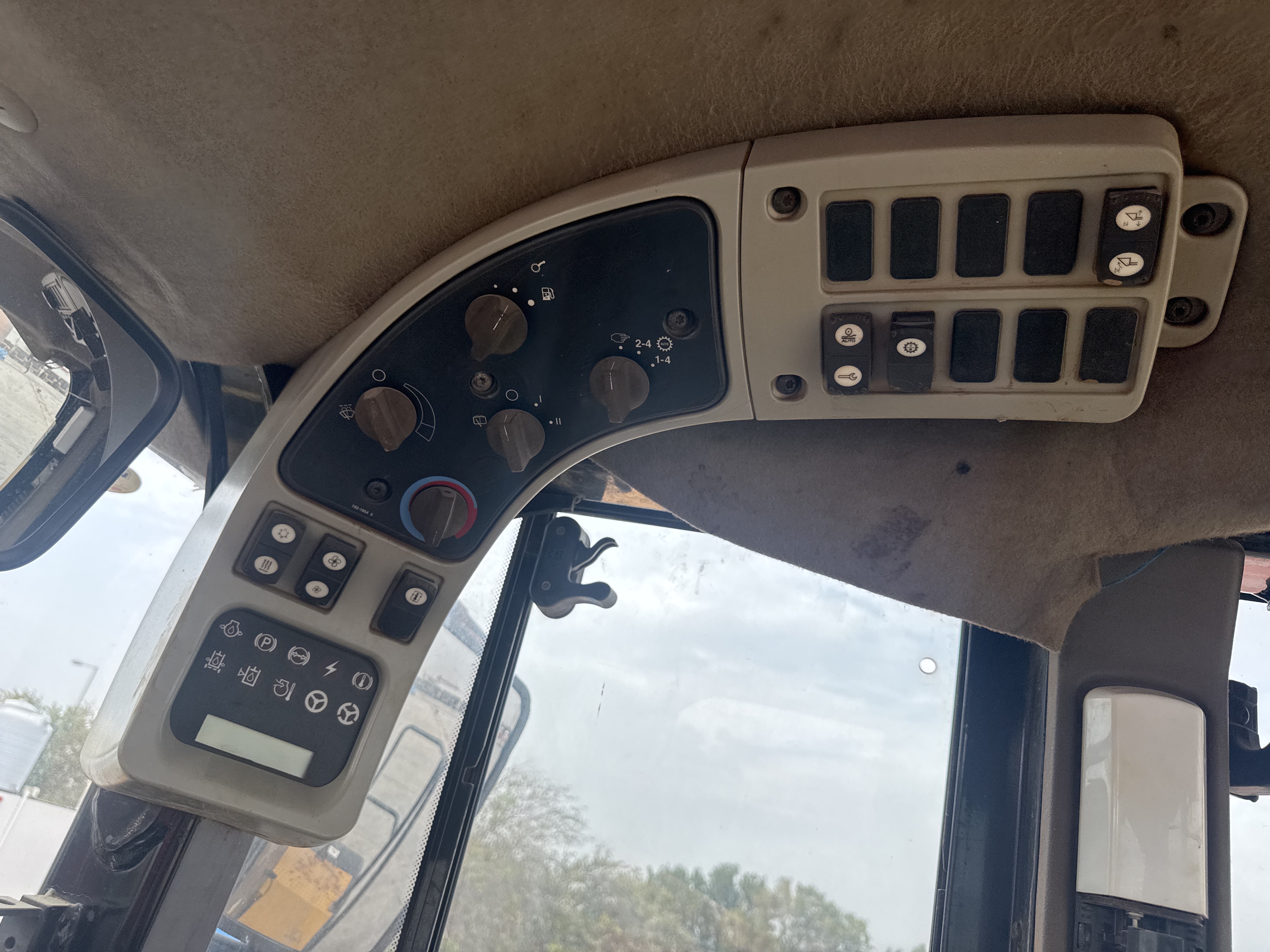 WHL-012-Cat-966H-Wheel-loaders-inspection-Cabin-Electronic-instrument-board-1