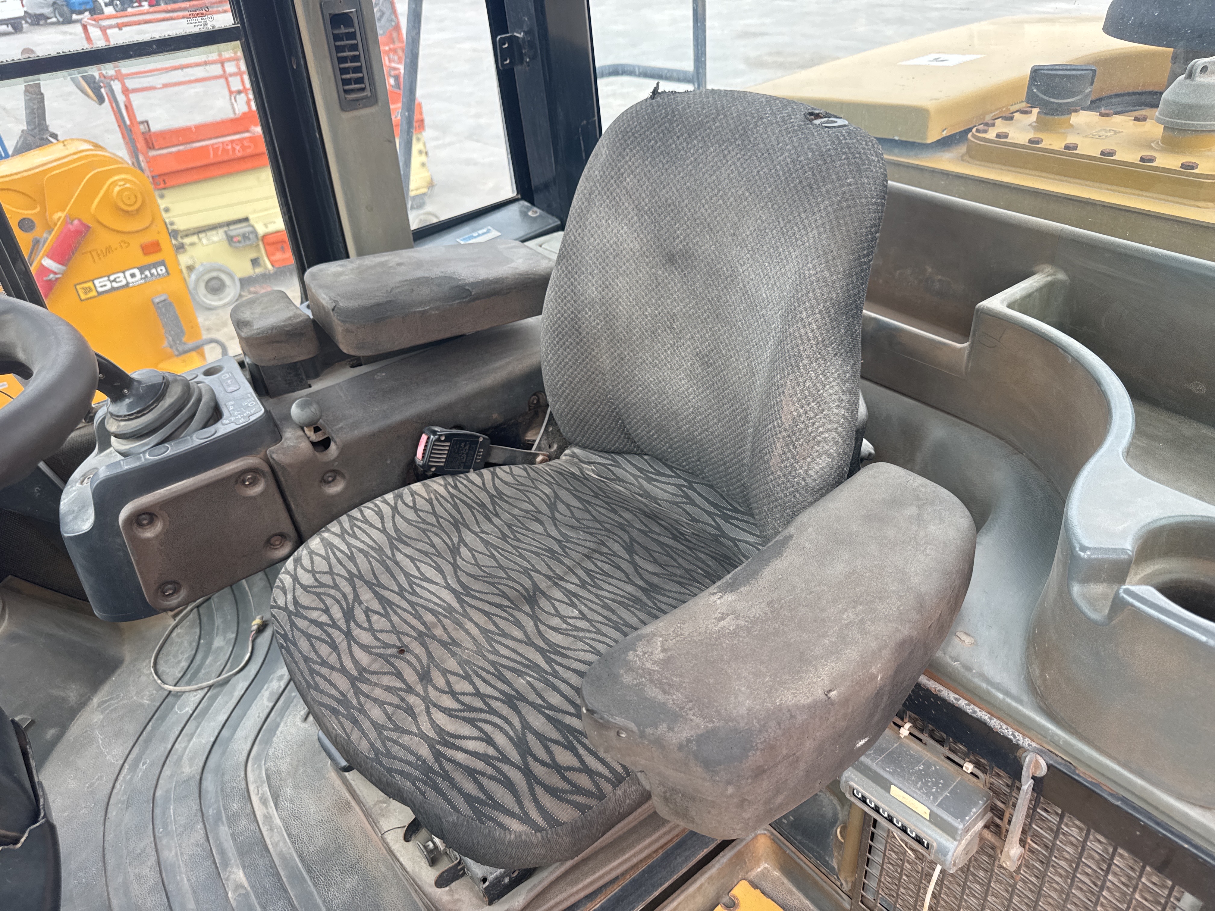 WHL-012-Cat-966H-Wheel-loaders-inspection-Cabin-Seats/armrests-1