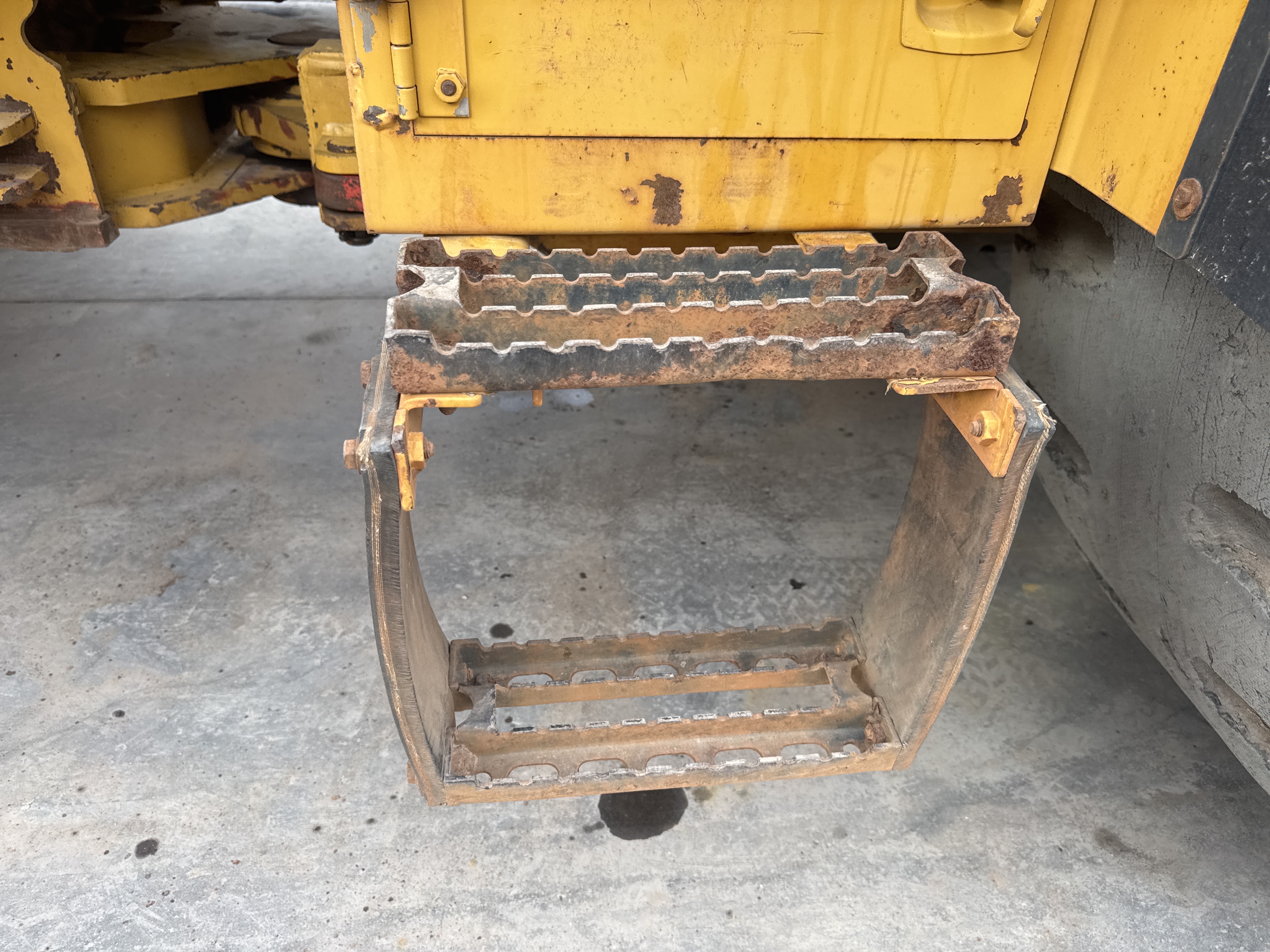 WHL-012-Cat-966H-Wheel-loaders-inspection-Structure-Steps/ladders-1