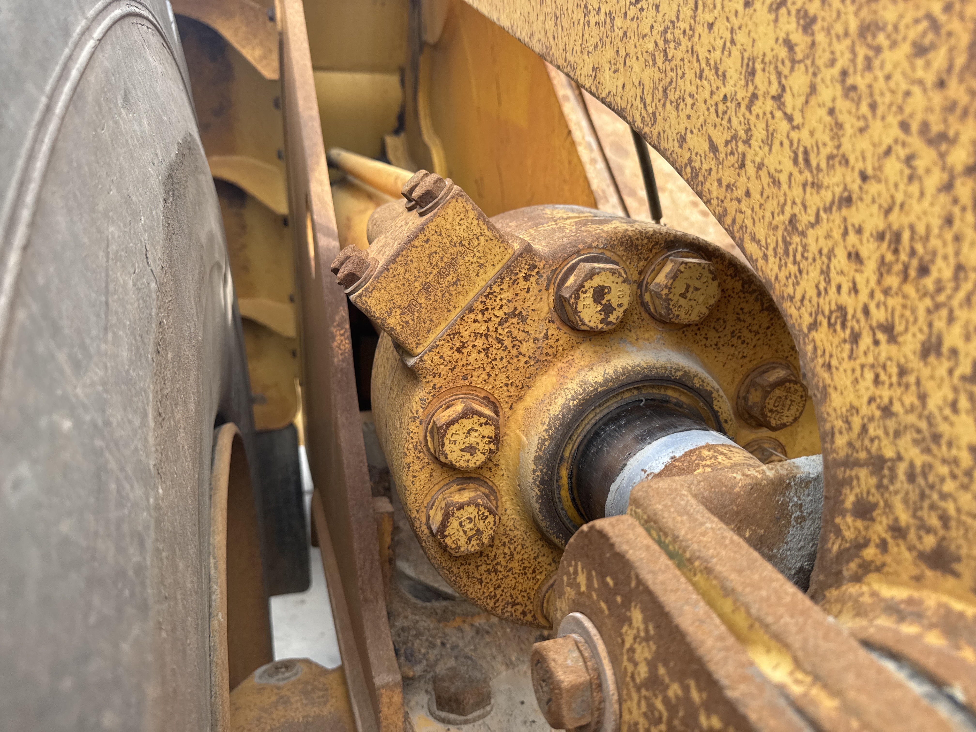 WHL-012-Cat-966H-Wheel-loaders-inspection-Hydraulics-Boom-lift-cylinder-1