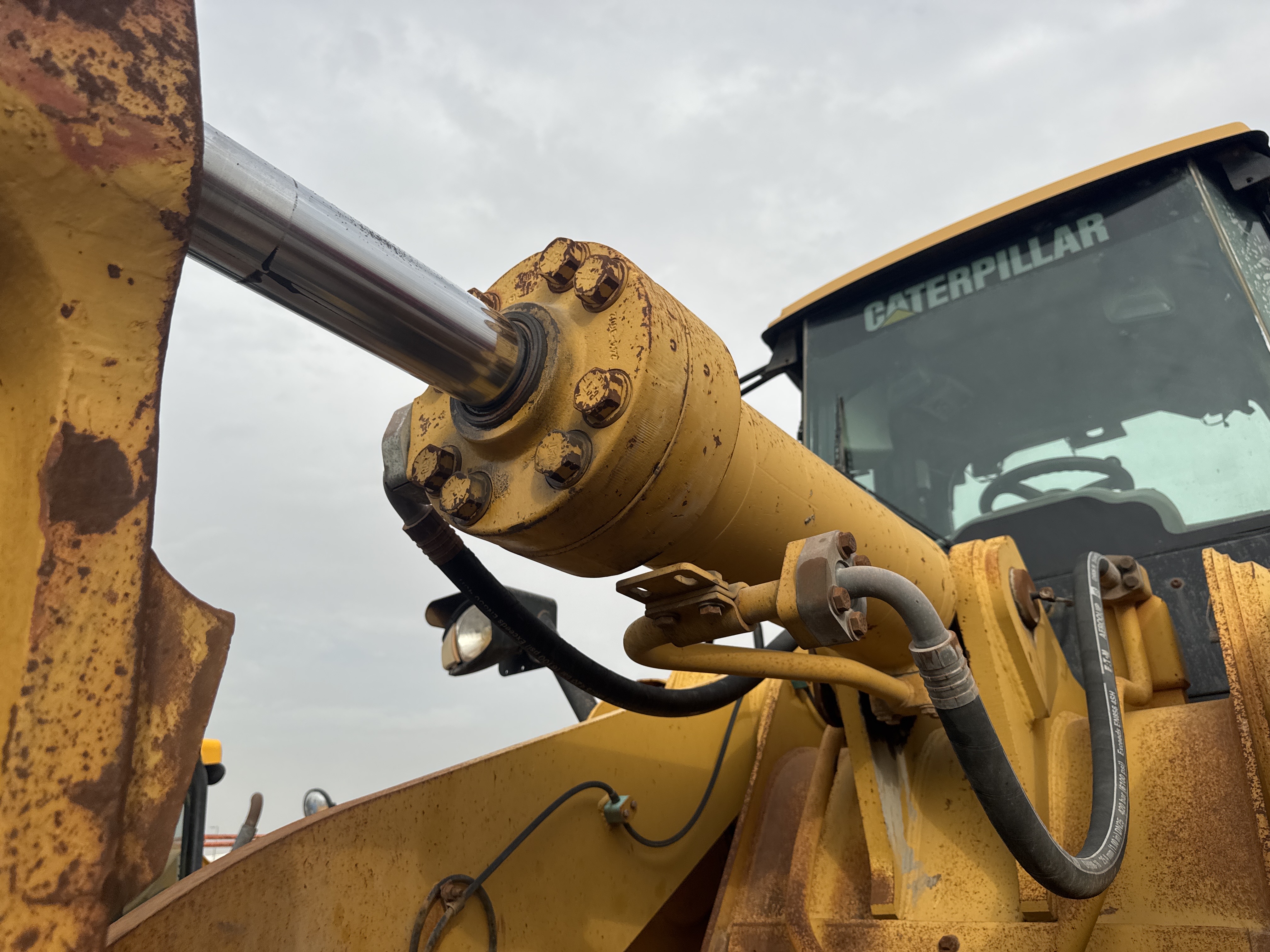 WHL-012-Cat-966H-Wheel-loaders-inspection-Hydraulics-Bucket-tilt-cylinders-1