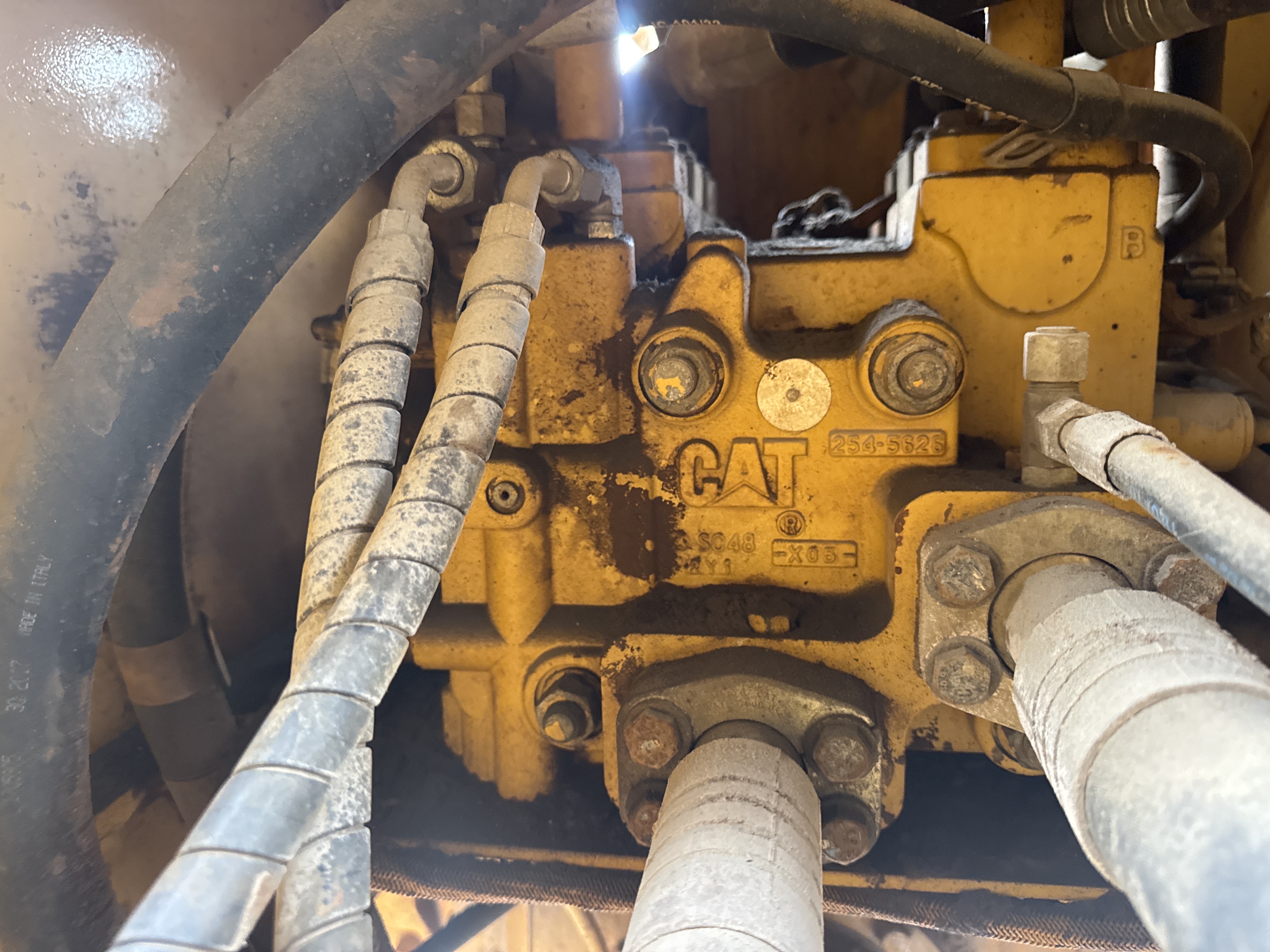 WHL-012-Cat-966H-Wheel-loaders-inspection-Hydraulics-Main-control-valve-(MCV)-1