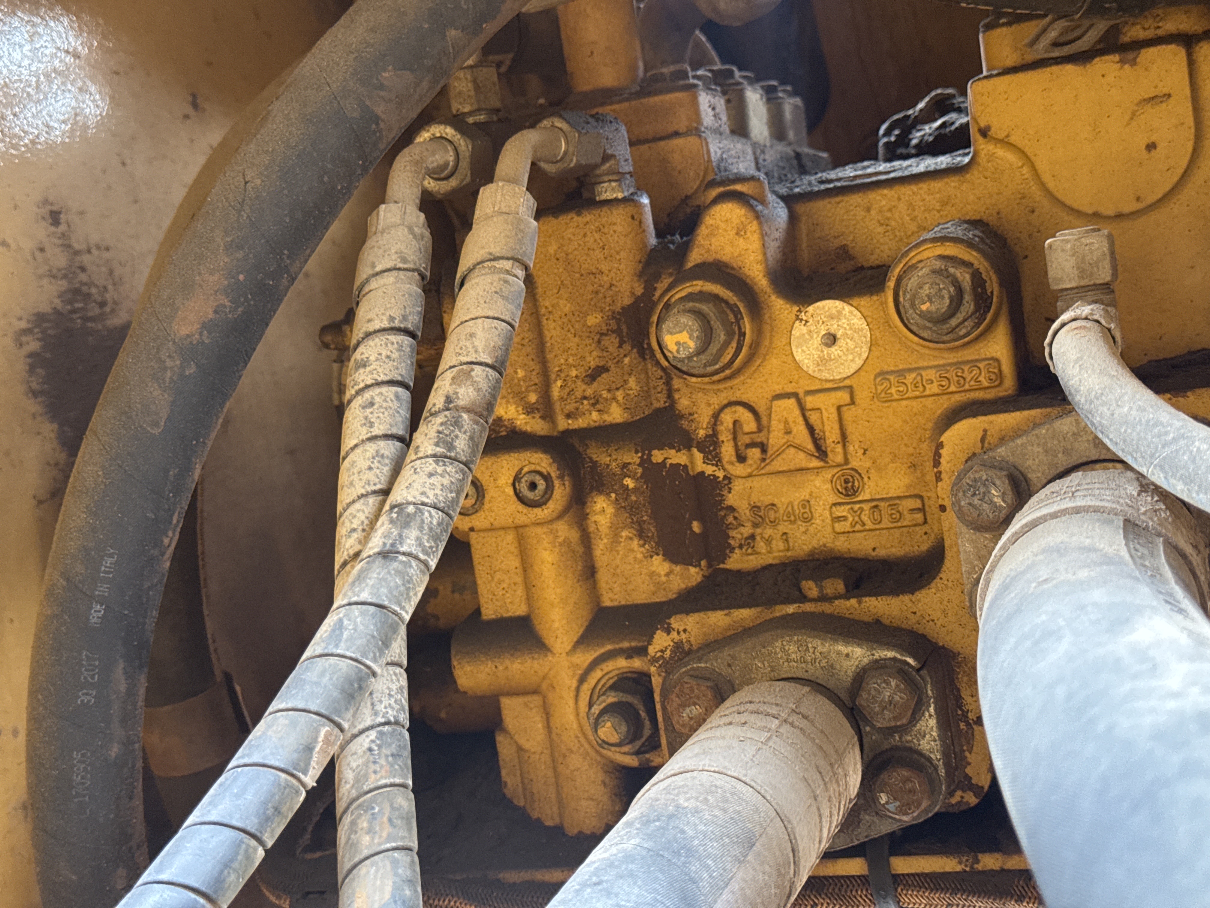 WHL-012-Cat-966H-Wheel-loaders-inspection-Hydraulics-Main-control-valve-(MCV)-1