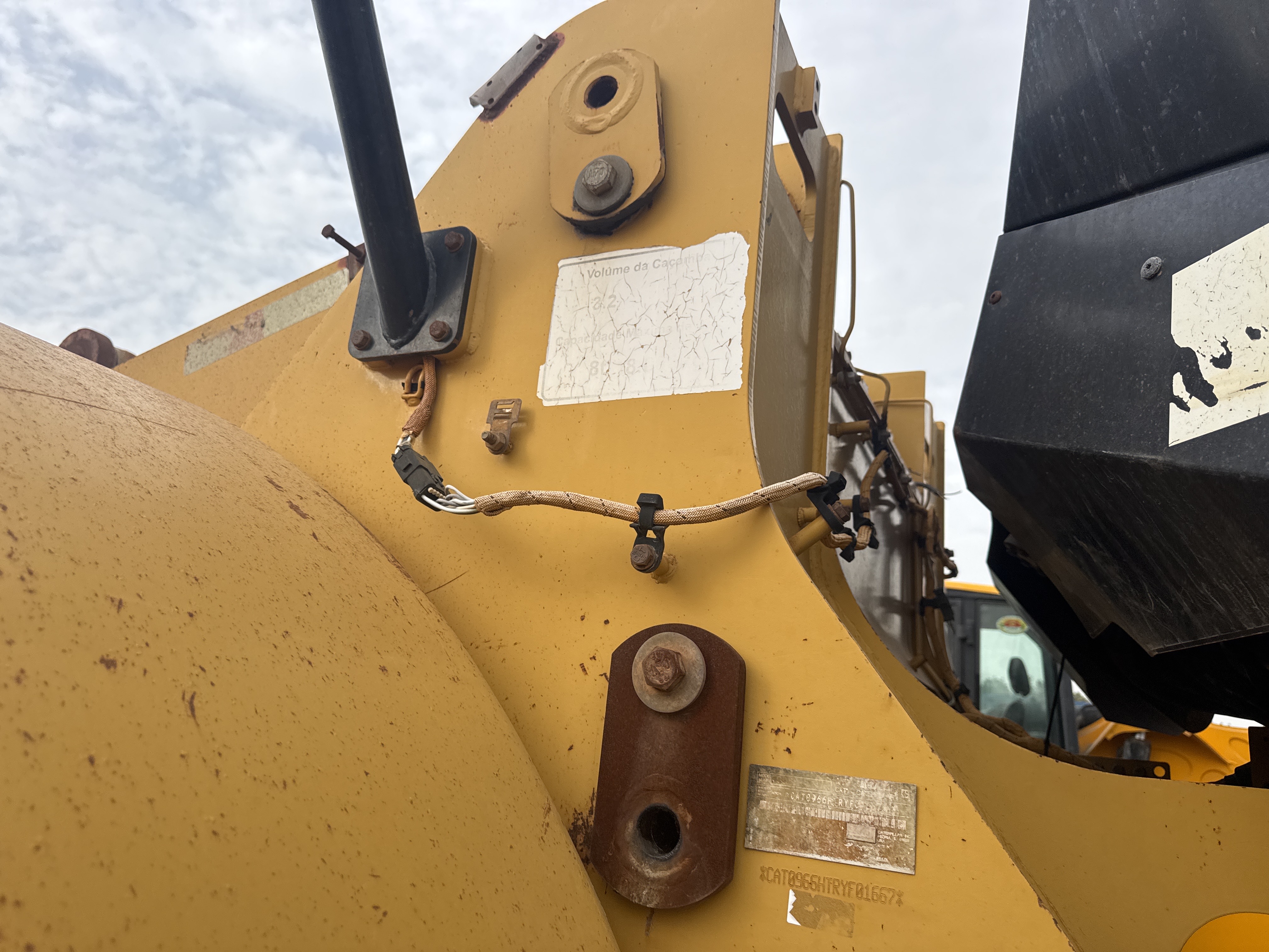 WHL-012-Cat-966H-Wheel-loaders-inspection-Hydraulics-Boom-base-pin-and-bushings-1