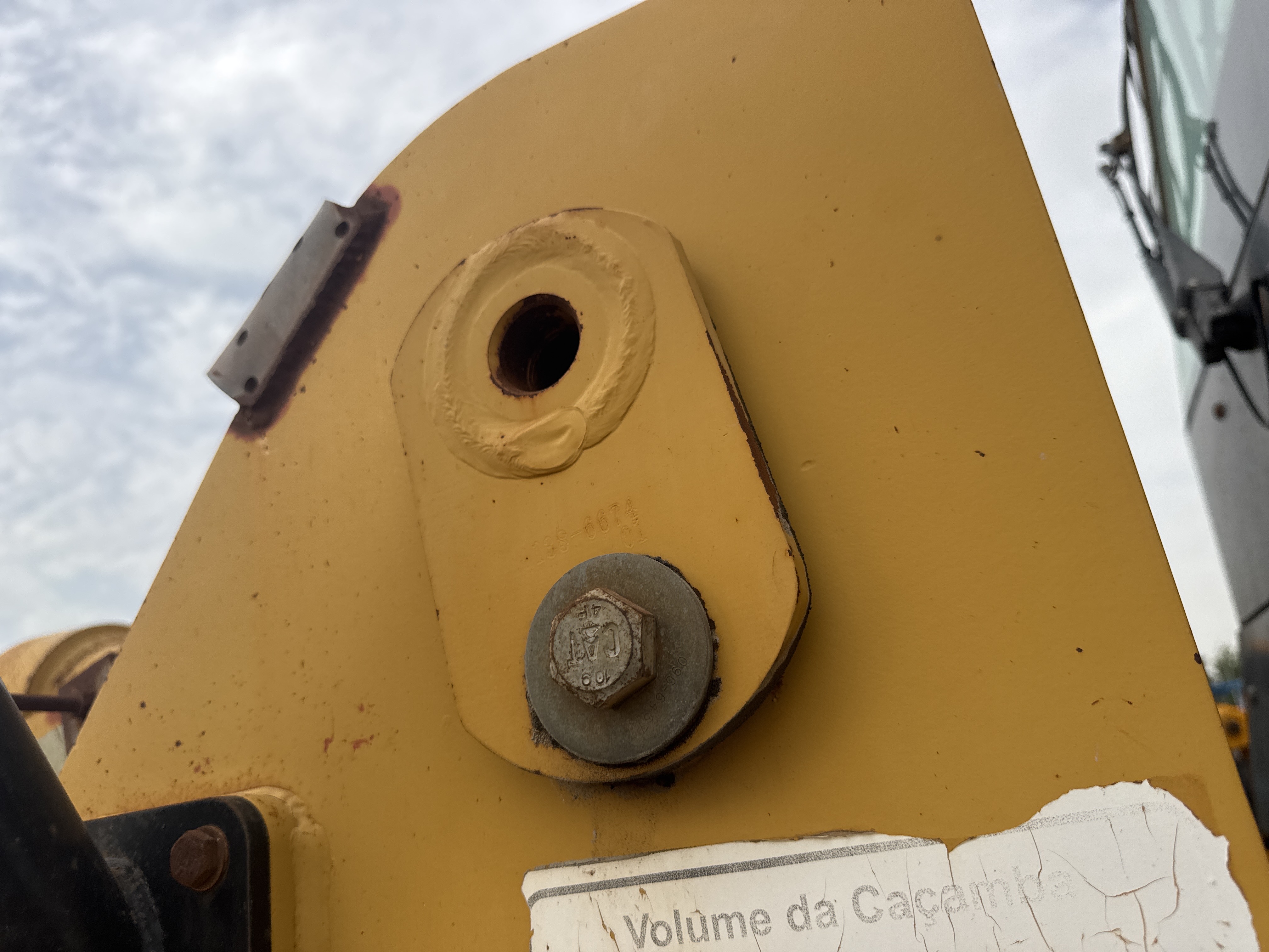 WHL-012-Cat-966H-Wheel-loaders-inspection-Hydraulics-Boom-base-pin-and-bushings-1