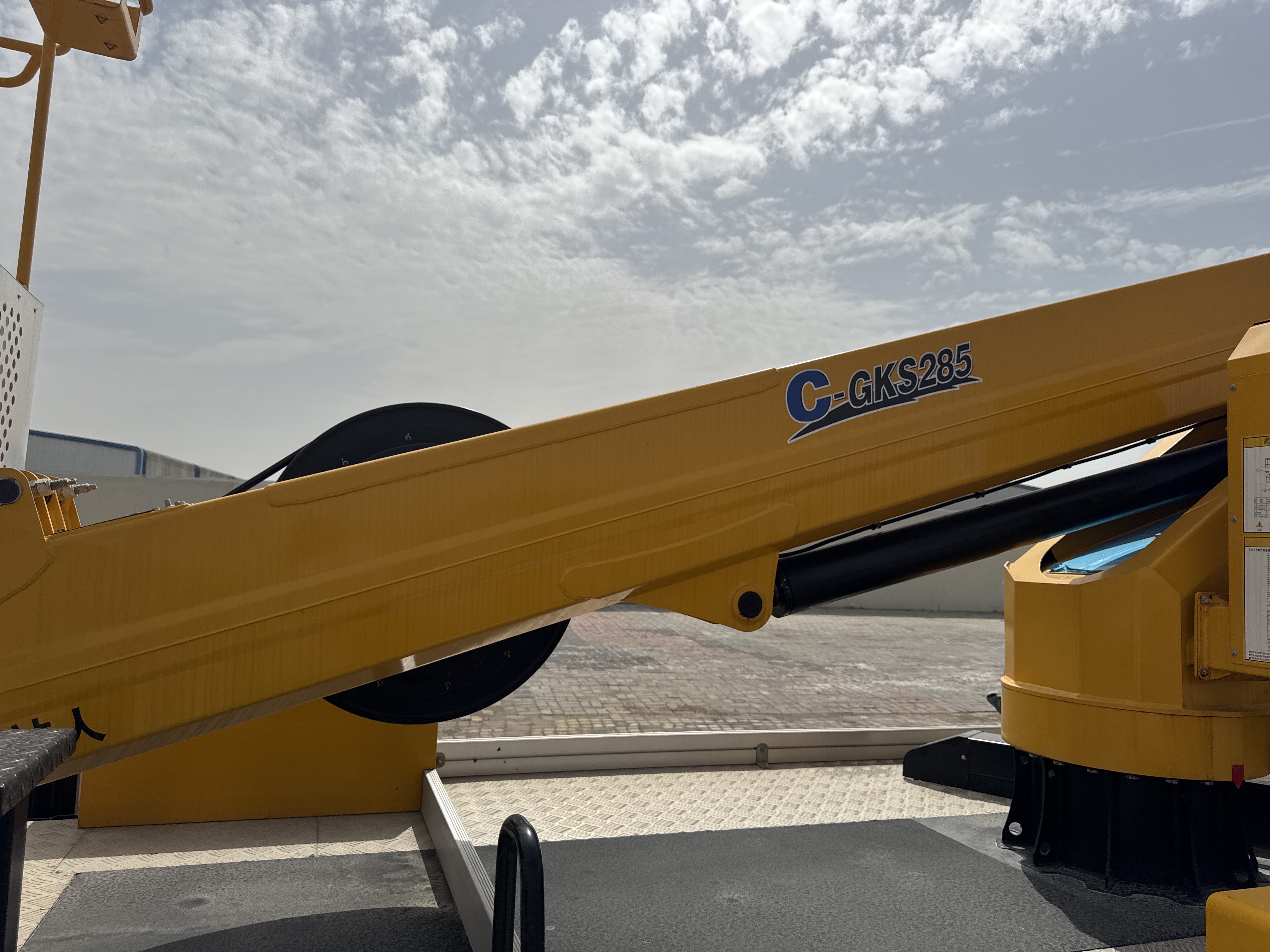 TMA-001-XCMG-GKS285-Truck-mounted-boom-lifts-inspection-Chassis-Boom-1