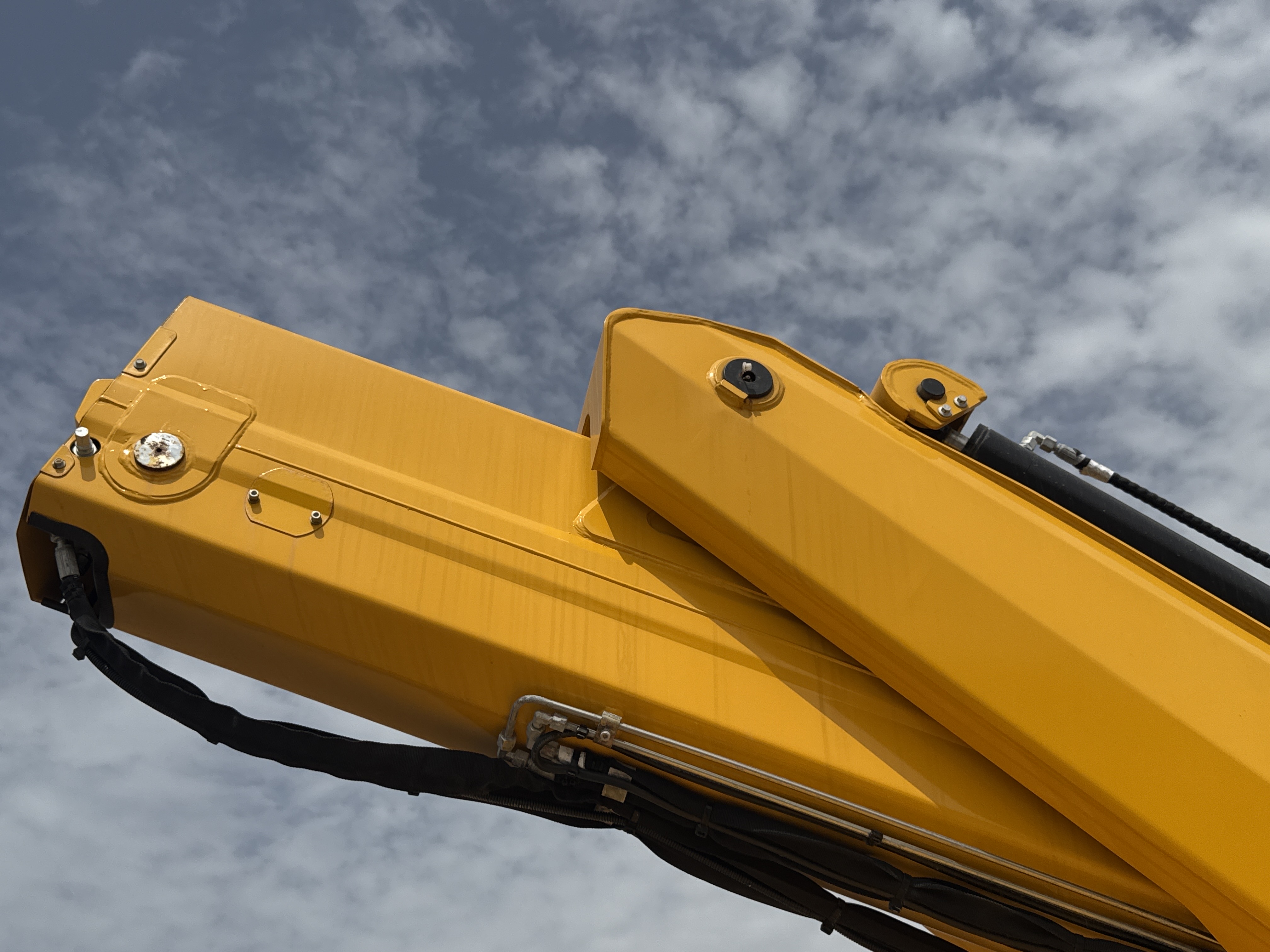 TMA-001-XCMG-GKS285-Truck-mounted-boom-lifts-inspection-Chassis-Boom-base-pin-and-bushings-1