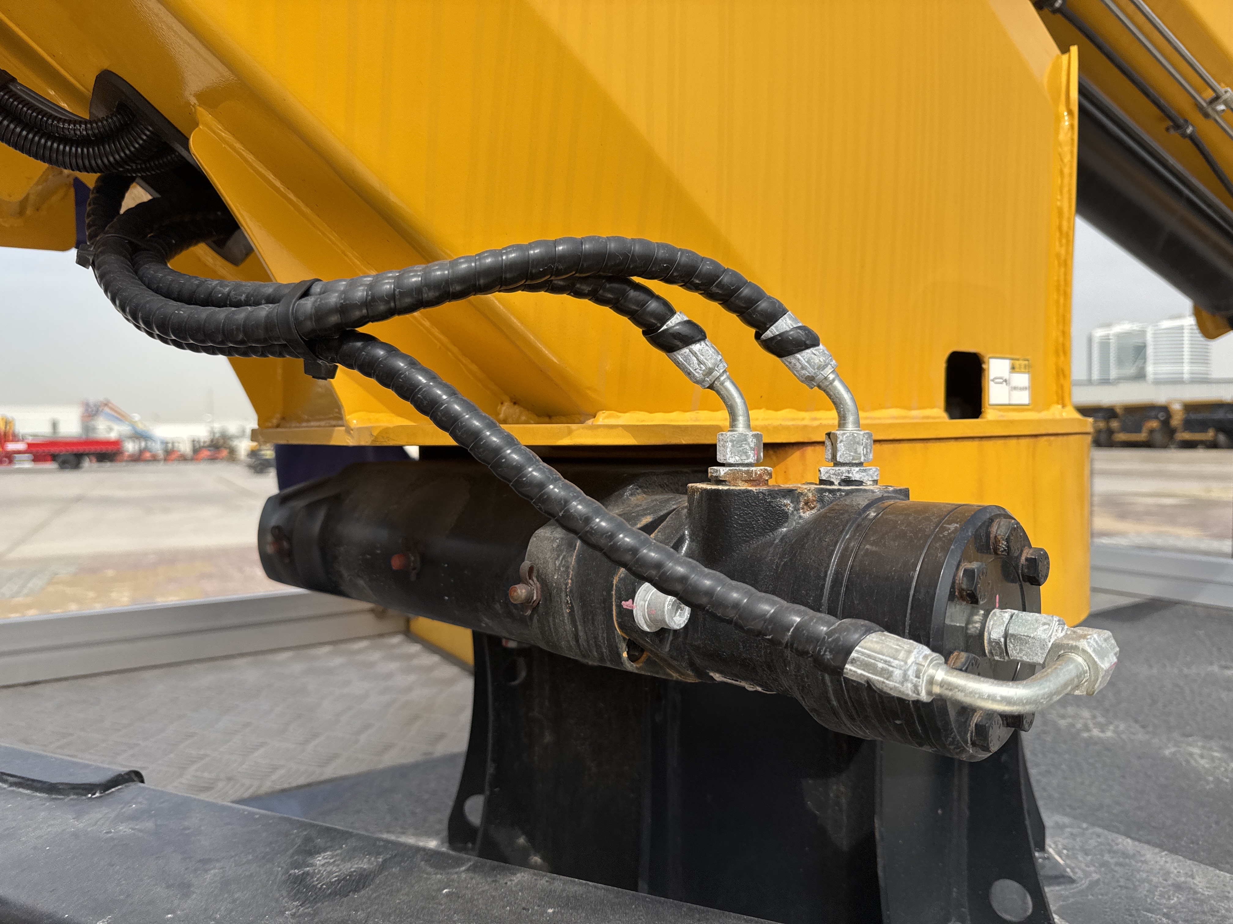TMA-001-XCMG-GKS285-Truck-mounted-boom-lifts-inspection-Hydraulics-Hydraulic-hoses-and-lines-1
