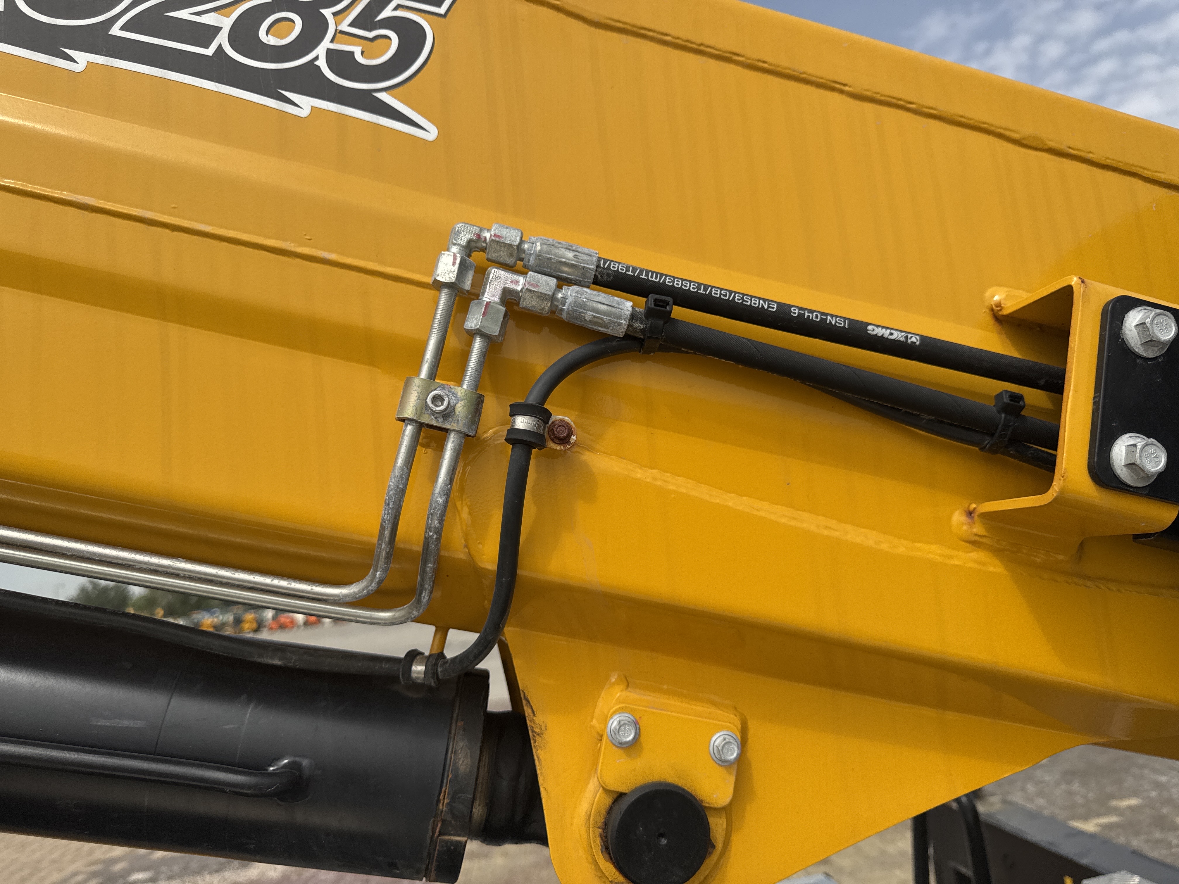 TMA-001-XCMG-GKS285-Truck-mounted-boom-lifts-inspection-Hydraulics-Hydraulic-hoses-and-lines-1