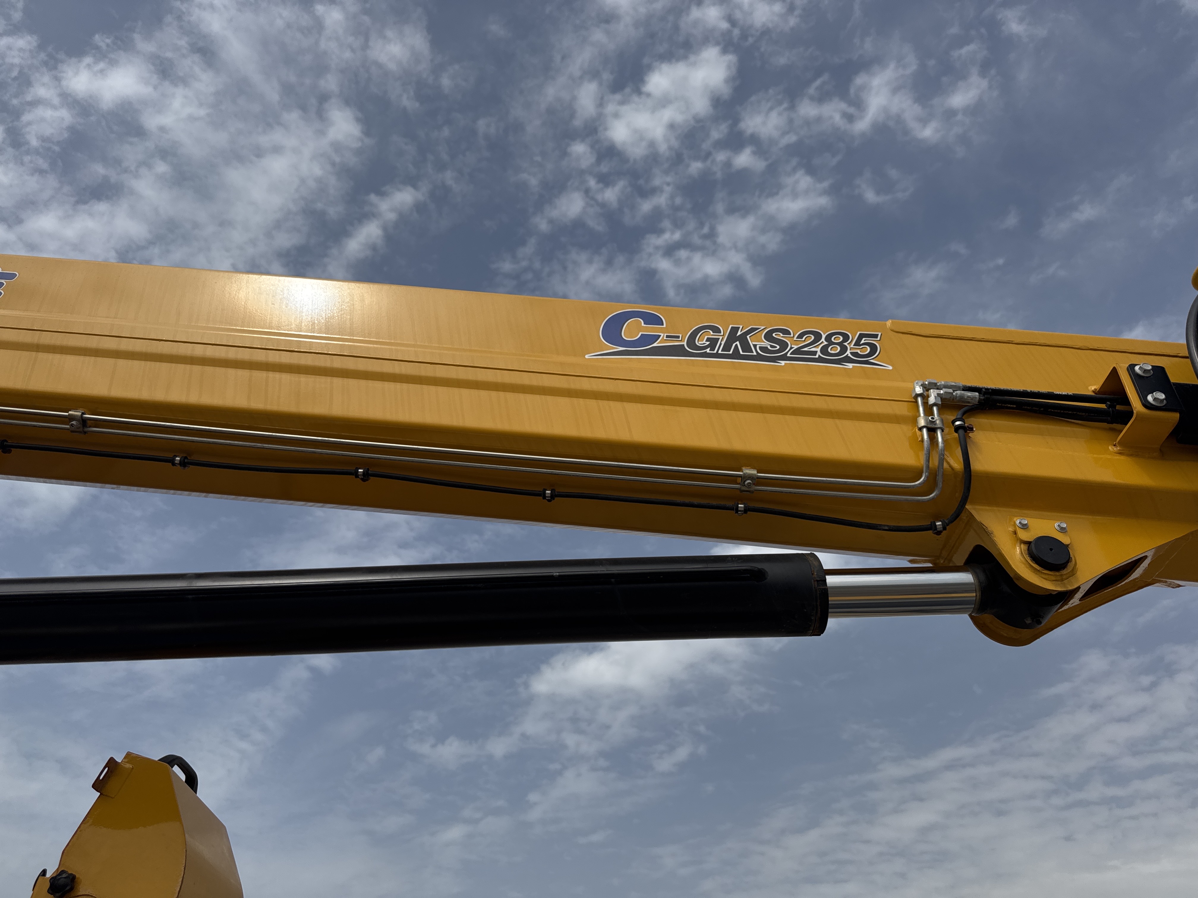 TMA-001-XCMG-GKS285-Truck-mounted-boom-lifts-inspection-Hydraulics-Boom-lift-cylinder-1