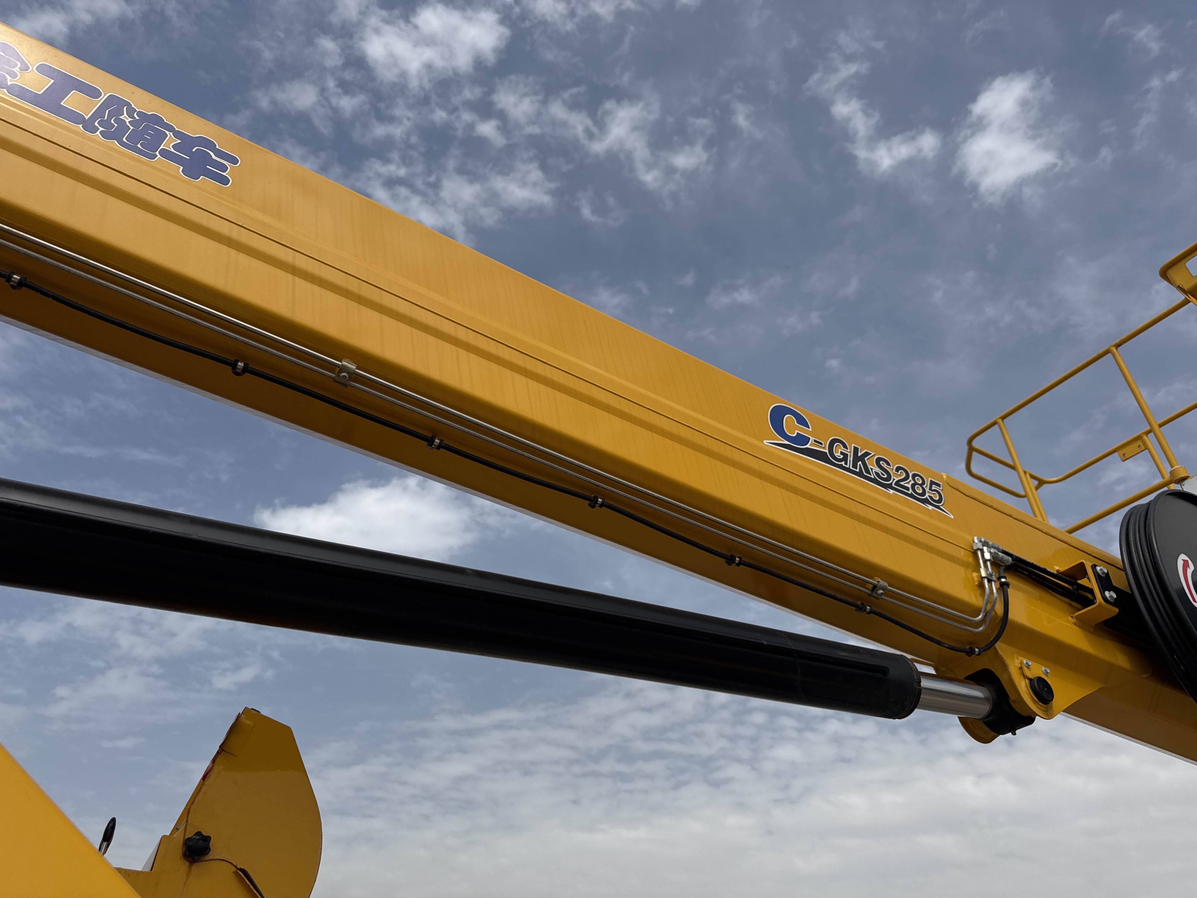 TMA-001-XCMG-GKS285-Truck-mounted-boom-lifts-inspection-Hydraulics-Boom-lift-cylinder-1