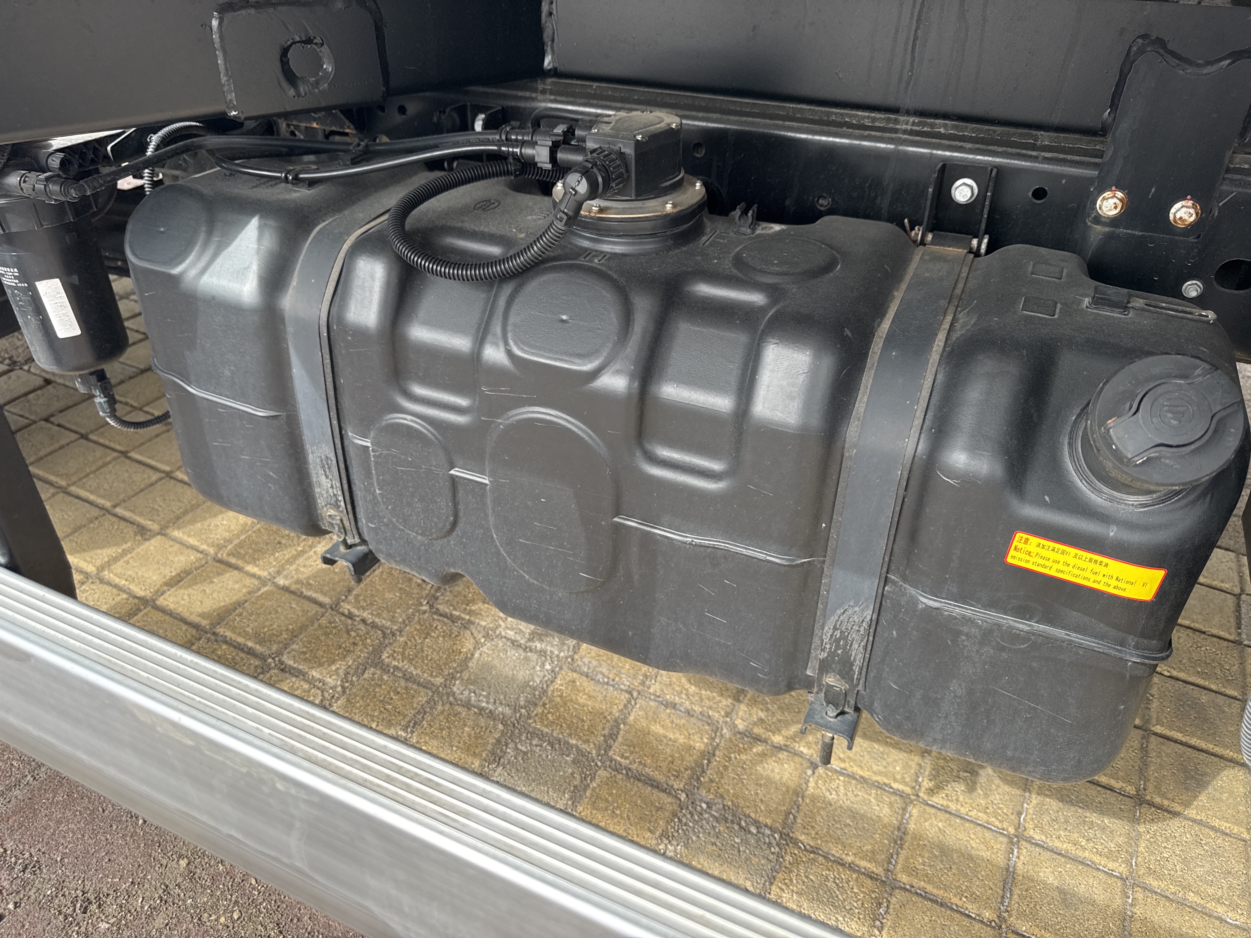 TMA-001-XCMG-GKS285-Truck-mounted-boom-lifts-inspection-Engine-Fuel-tank-1