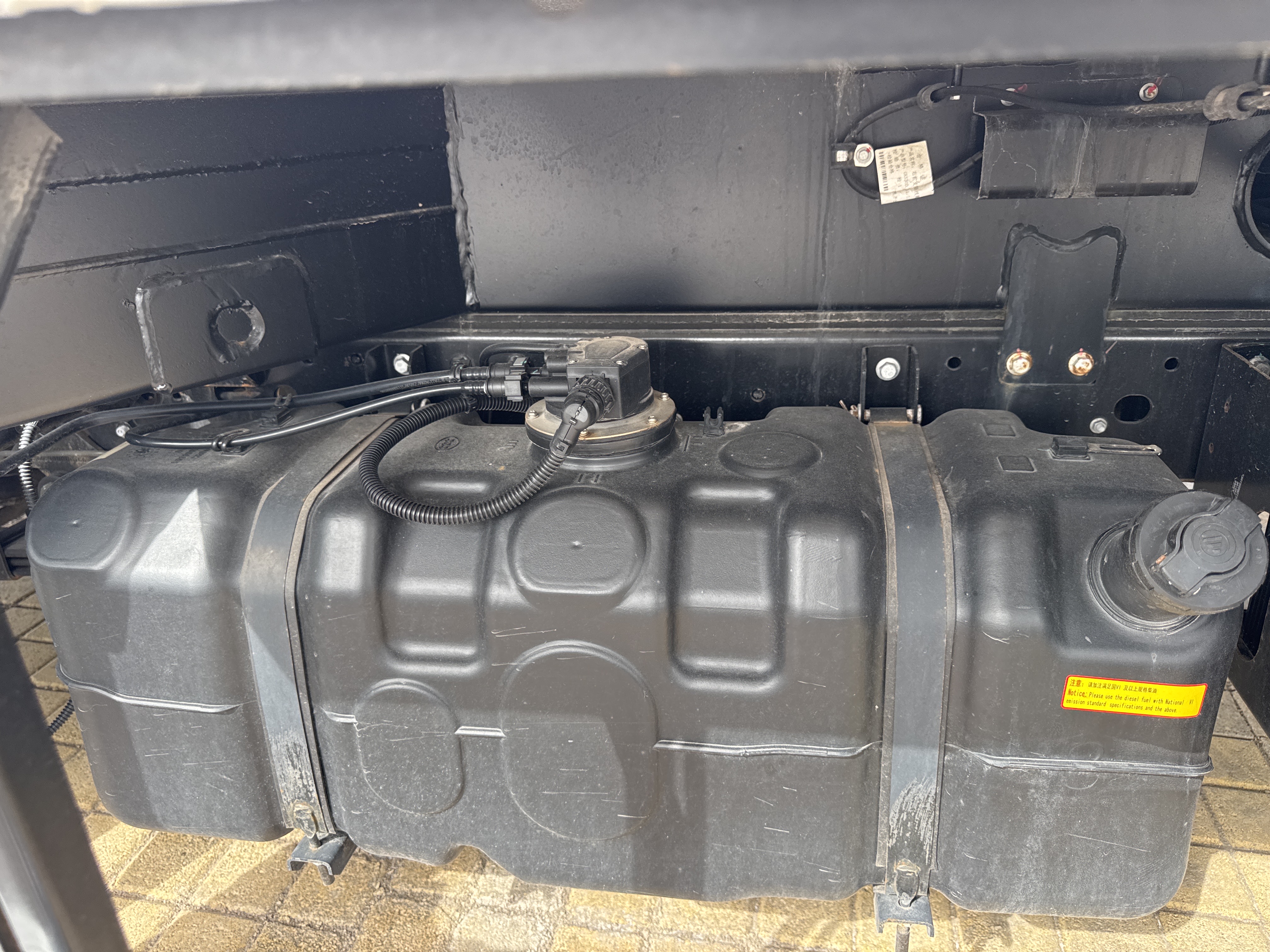 TMA-001-XCMG-GKS285-Truck-mounted-boom-lifts-inspection-Engine-Fuel-tank-1