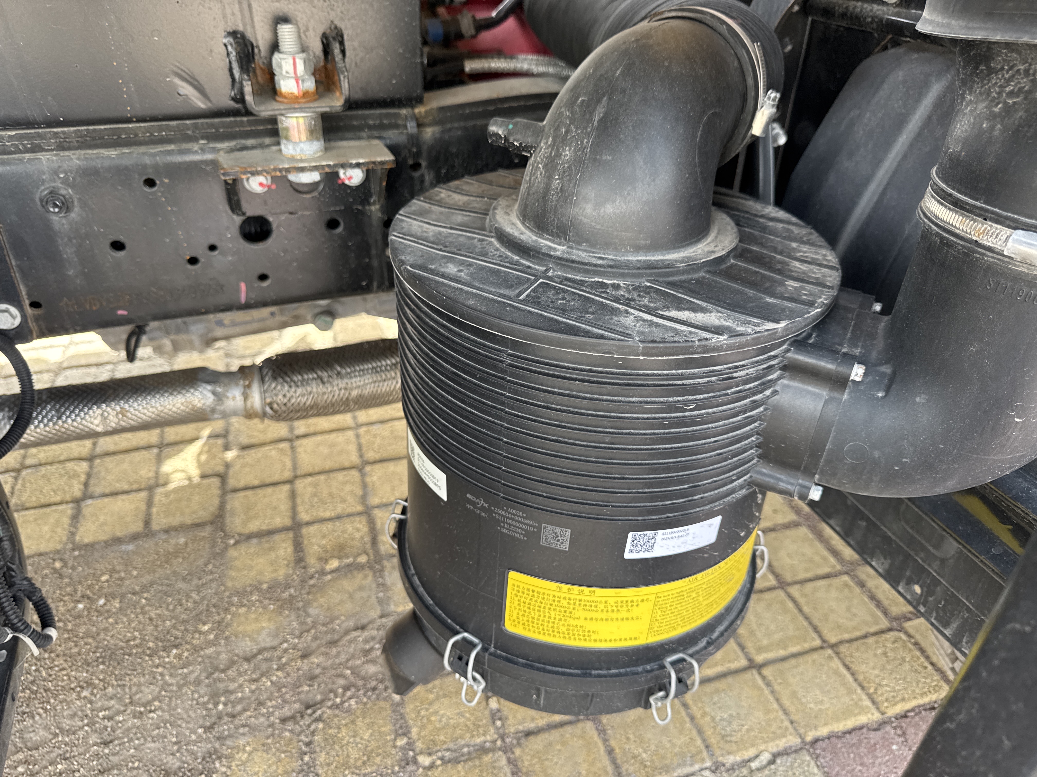 TMA-001-XCMG-GKS285-Truck-mounted-boom-lifts-inspection-Engine-Air-intake-system-1