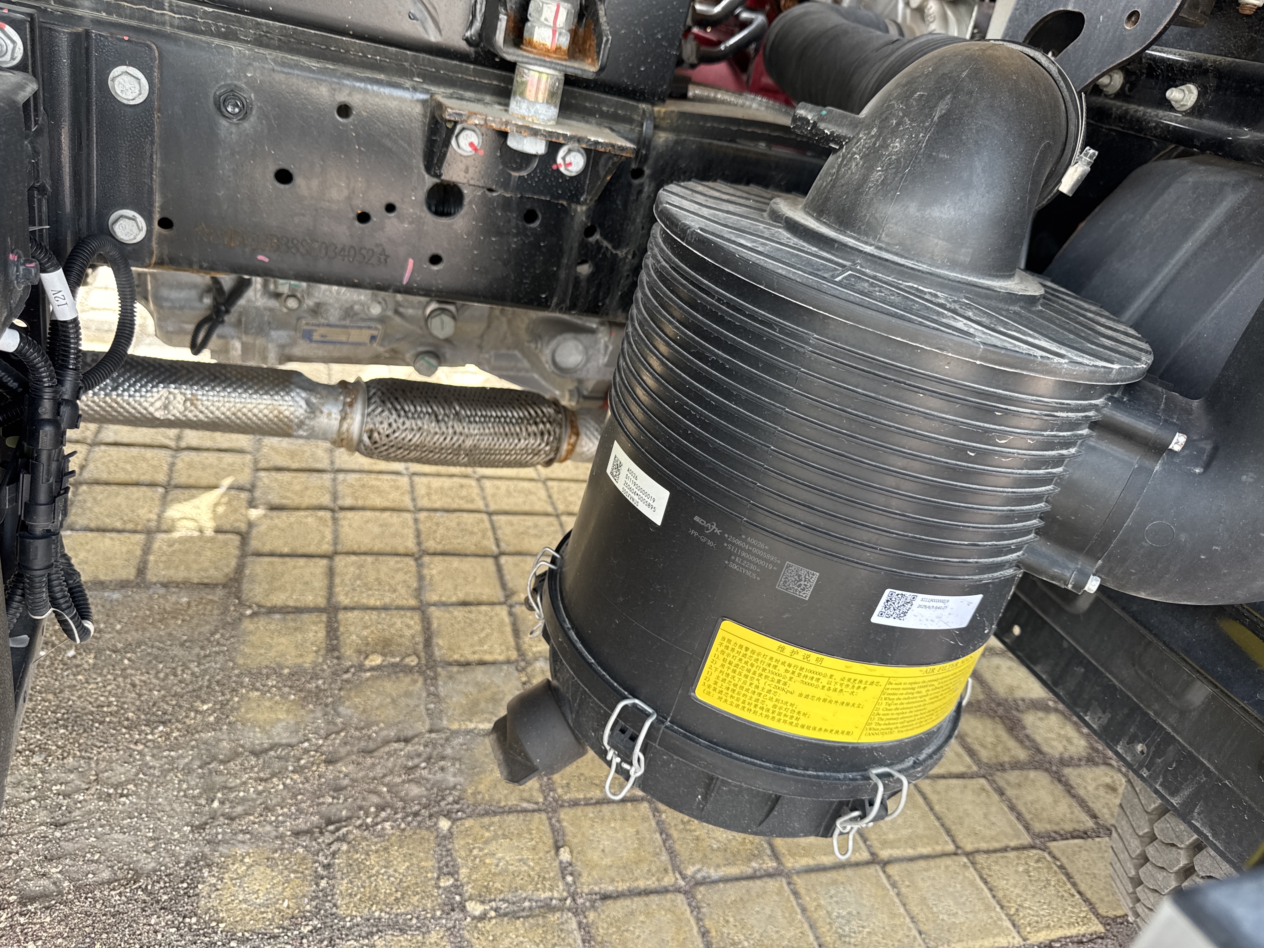 TMA-001-XCMG-GKS285-Truck-mounted-boom-lifts-inspection-Engine-Air-intake-system-1