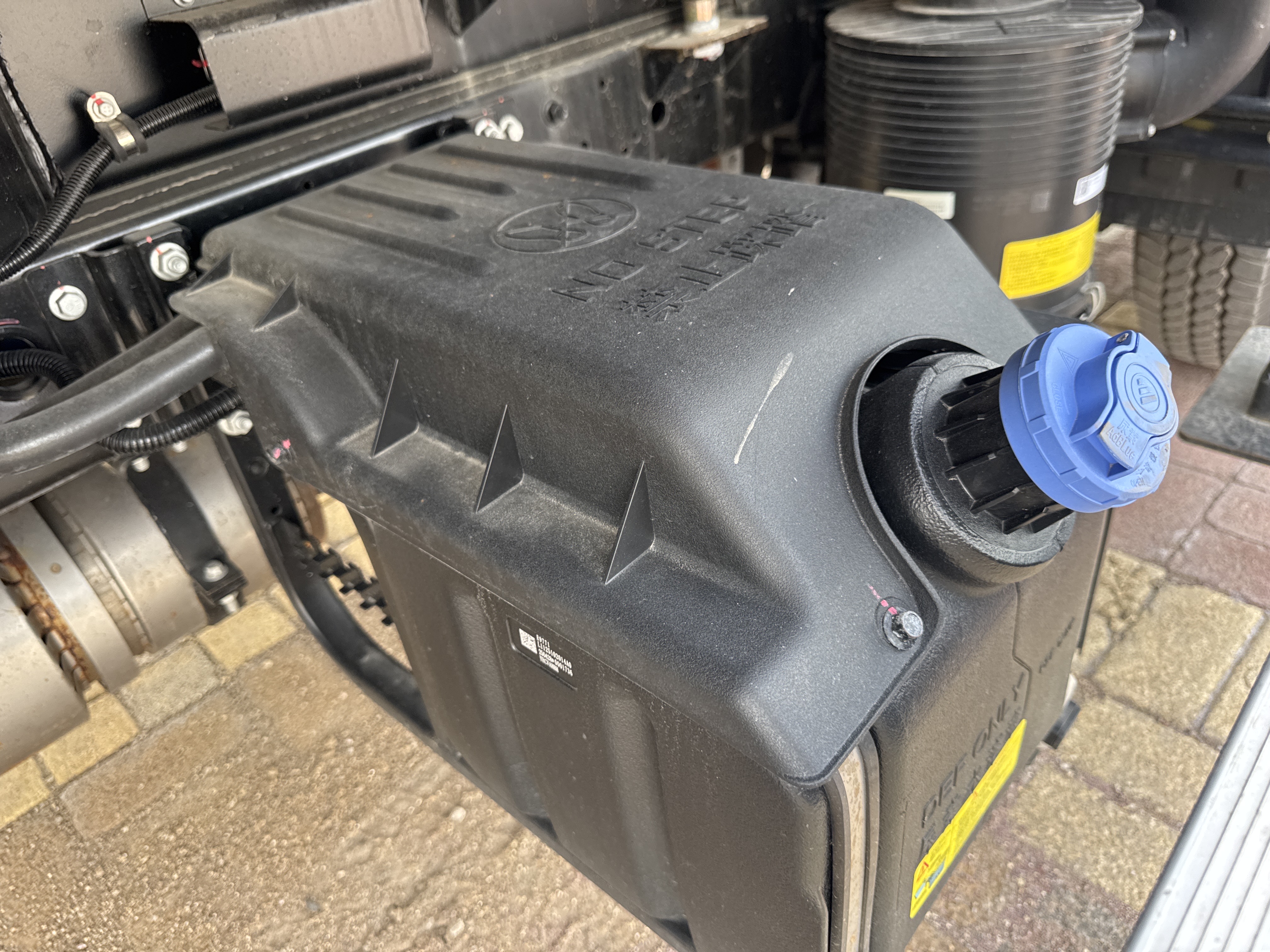 TMA-001-XCMG-GKS285-Truck-mounted-boom-lifts-inspection-Engine-Adblue-tank-1