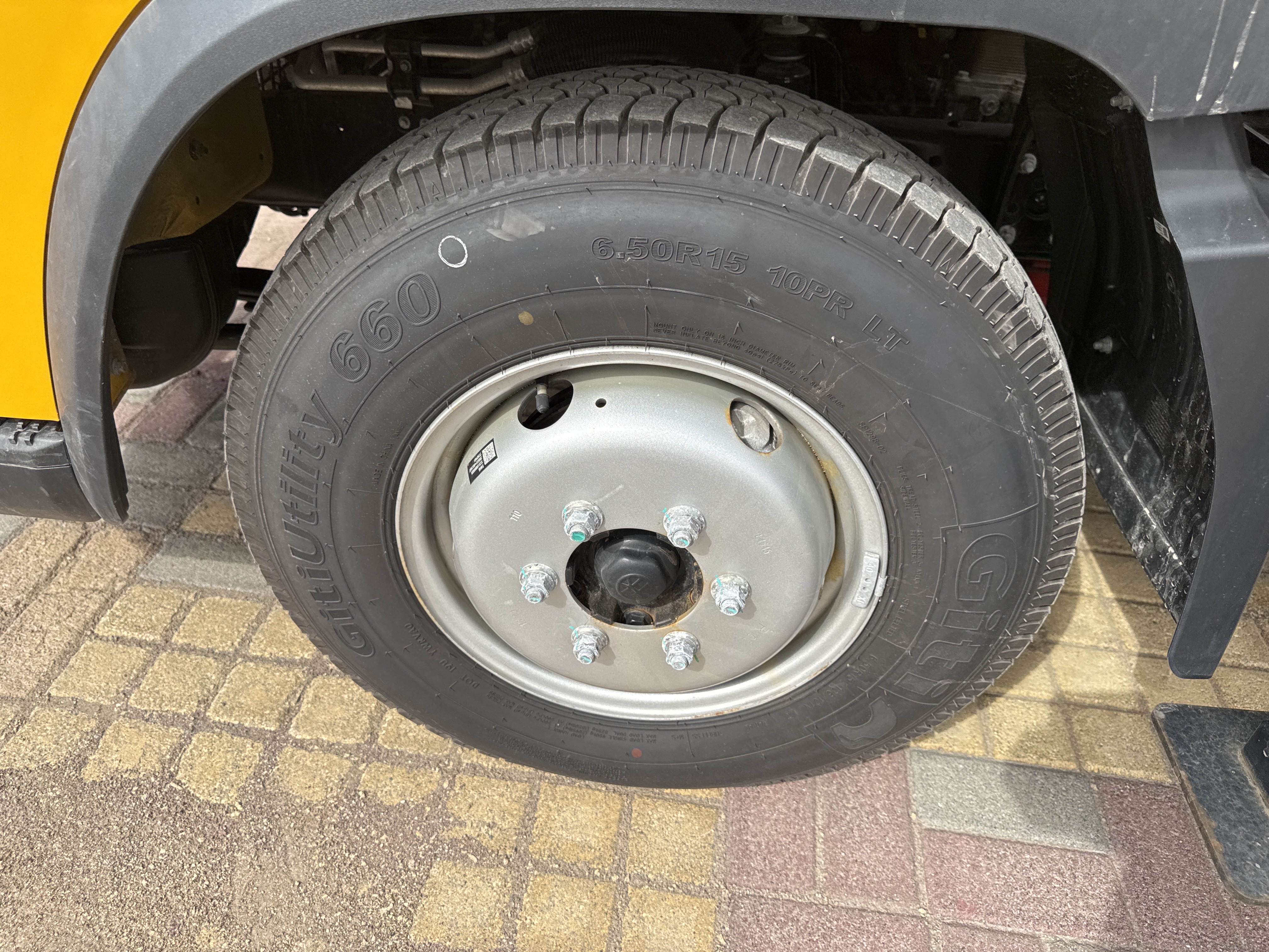 TMA-001-XCMG-GKS285-Truck-mounted-boom-lifts-inspection-Chassis-Left-front-tire-/-wheel-hub---condition-1