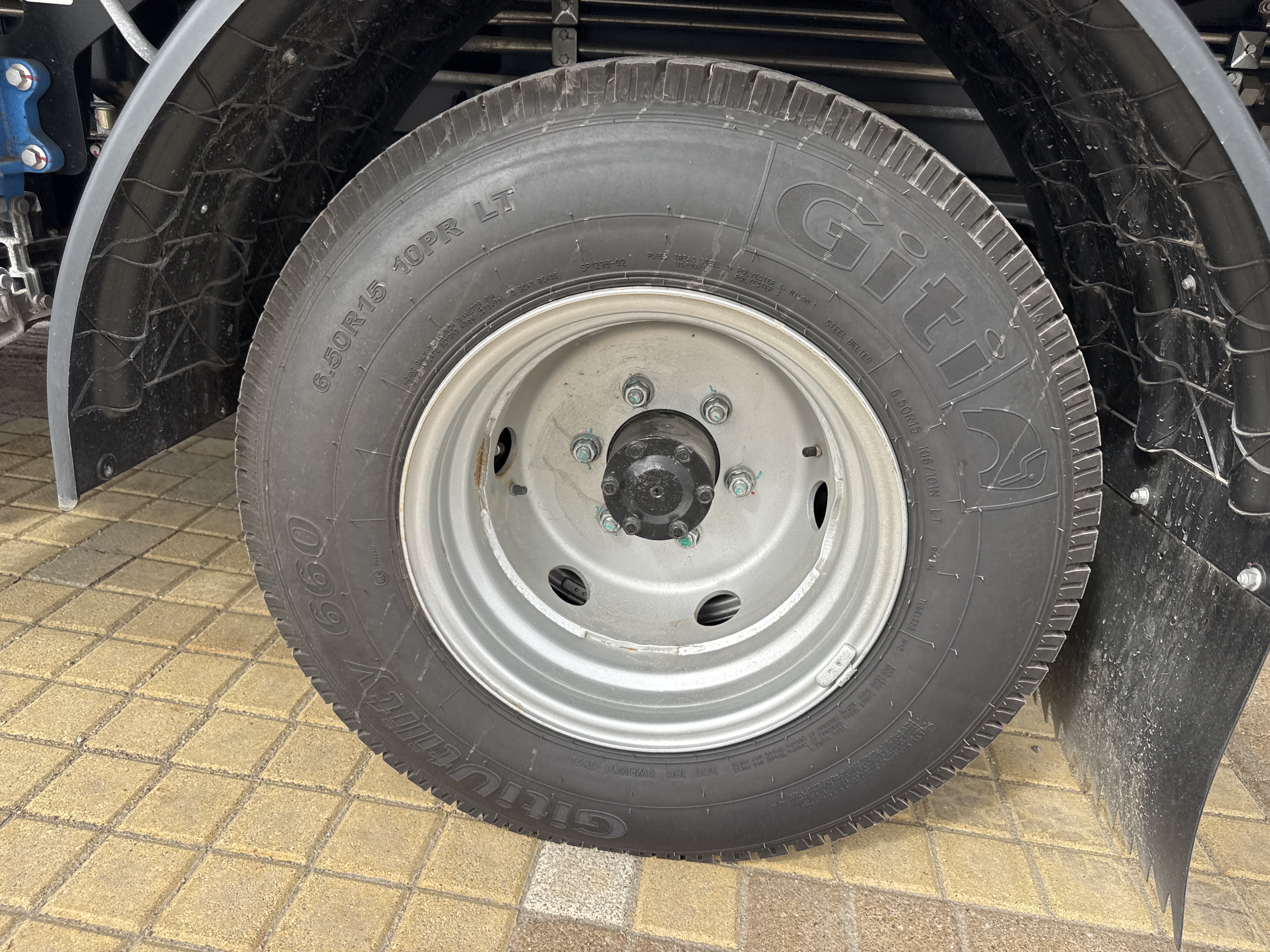 TMA-001-XCMG-GKS285-Truck-mounted-boom-lifts-inspection-Chassis-Left-rear-tire-/-wheel-hub---condition-1