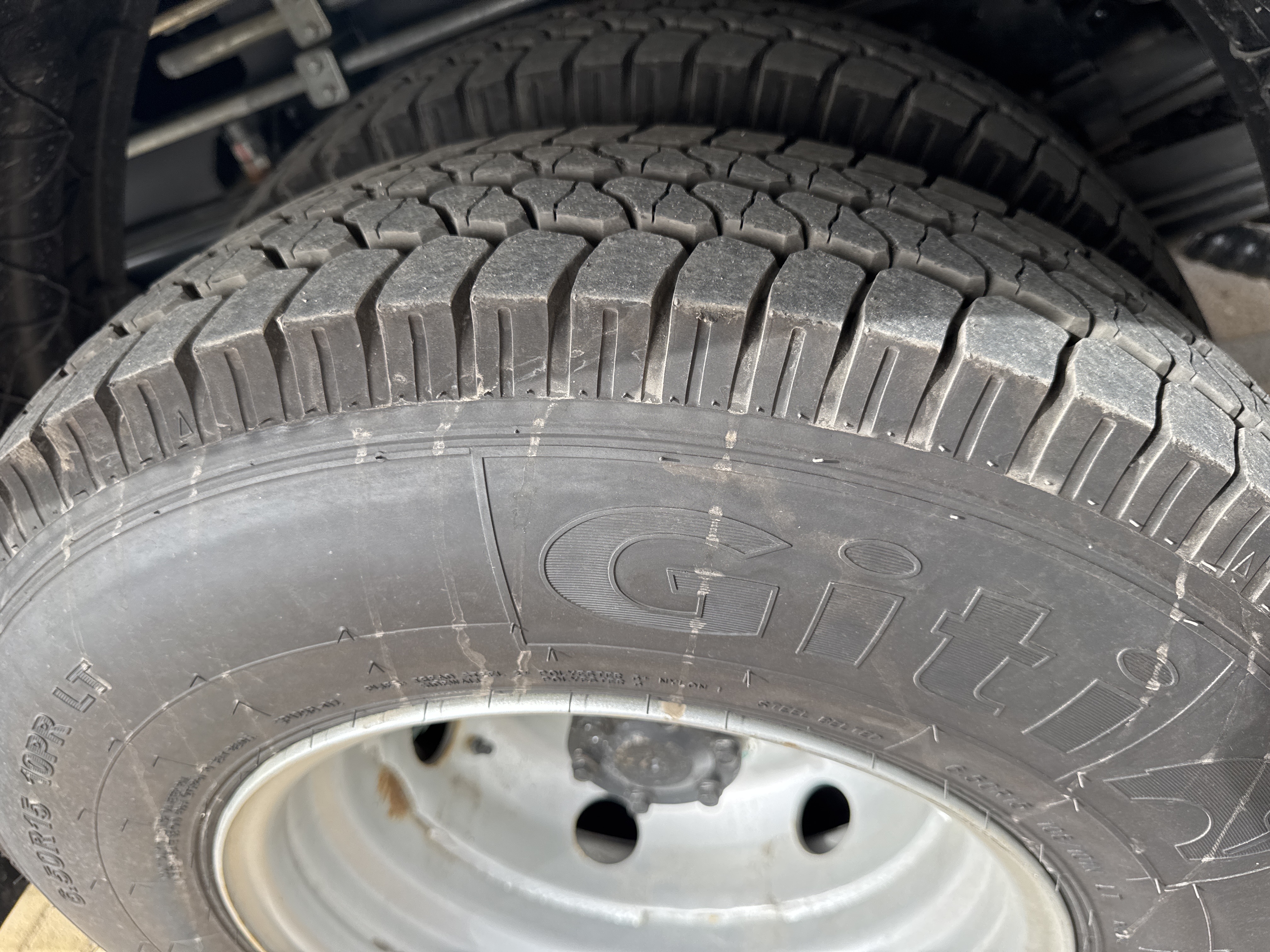 TMA-001-XCMG-GKS285-Truck-mounted-boom-lifts-inspection-Chassis-Left-rear-tire-/-wheel-hub---condition-1