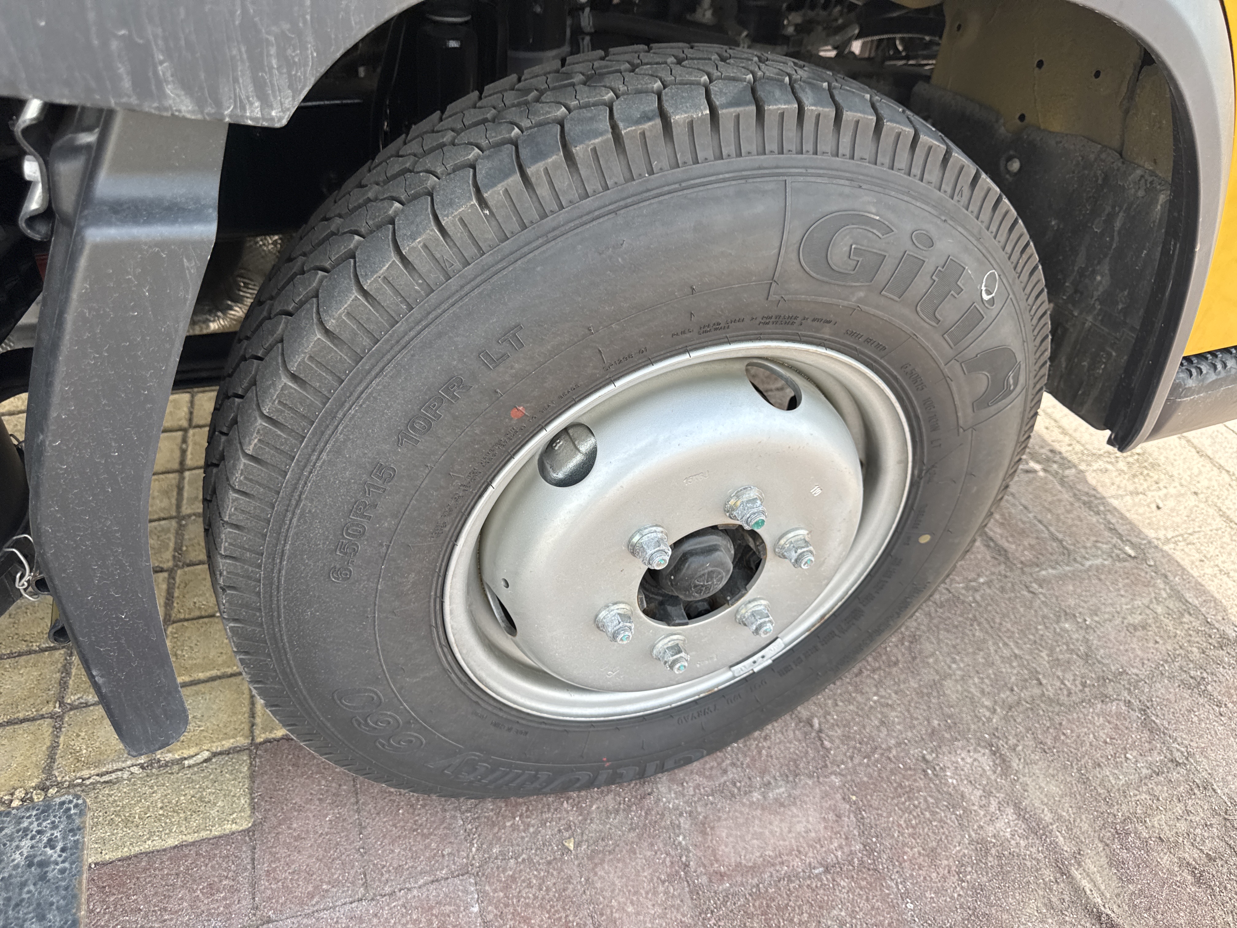 TMA-001-XCMG-GKS285-Truck-mounted-boom-lifts-inspection-Chassis-Right-front-tire-/-wheel-hub---condition-1