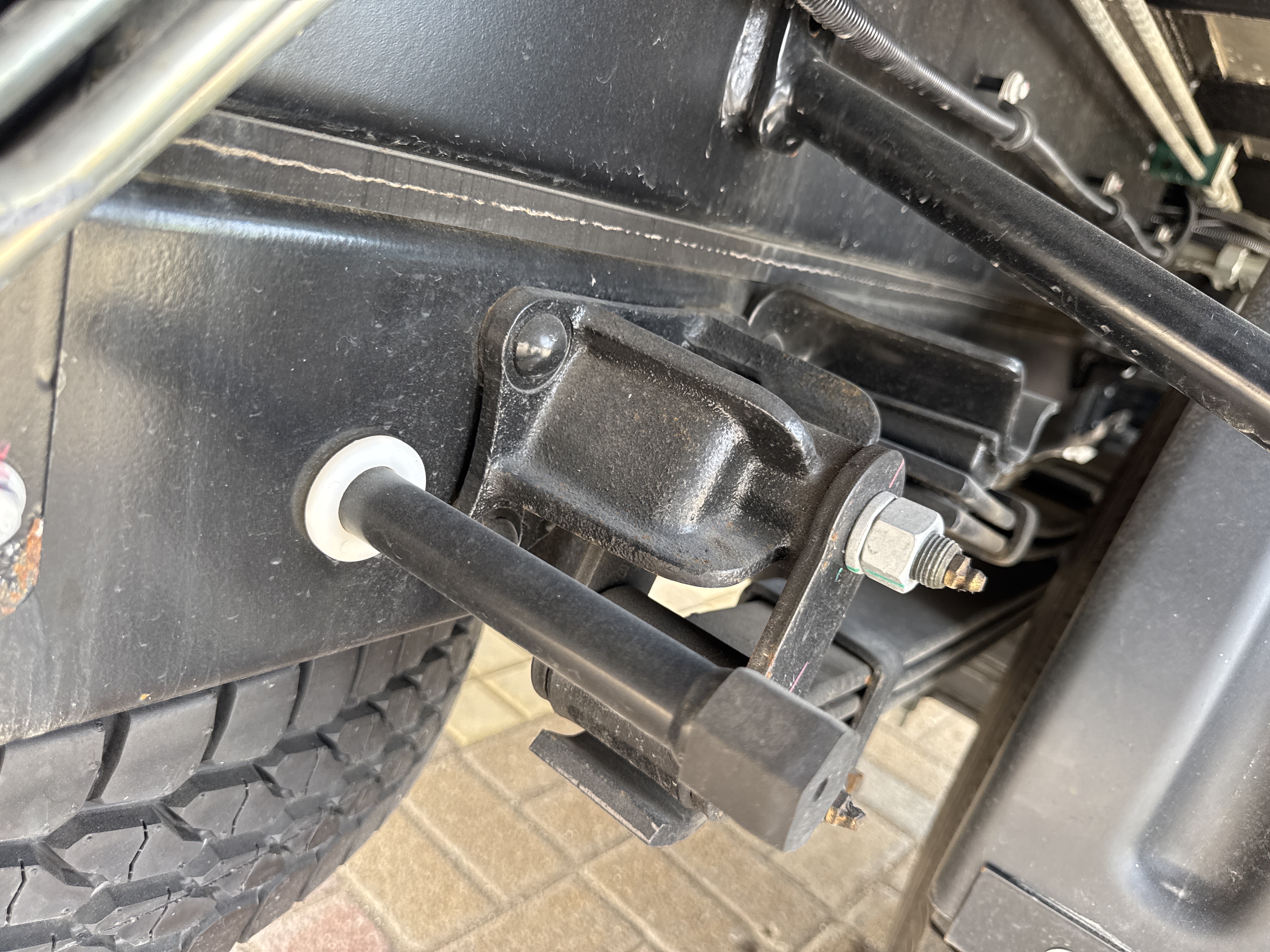 TMA-001-XCMG-GKS285-Truck-mounted-boom-lifts-inspection-Chassis-Rear-suspension-1