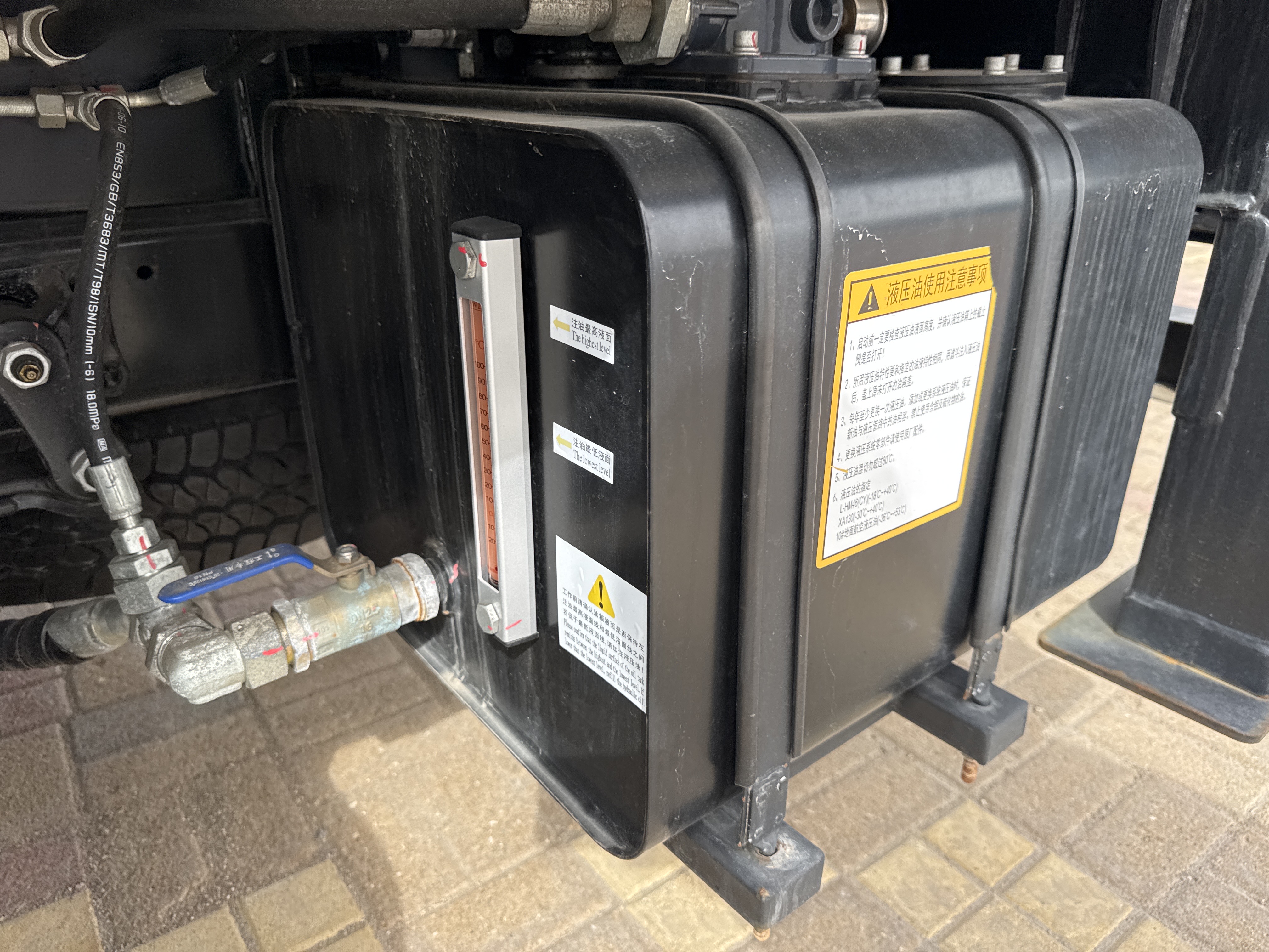 TMA-001-XCMG-GKS285-Truck-mounted-boom-lifts-inspection-Hydraulics-Hydraulic-Tank-1