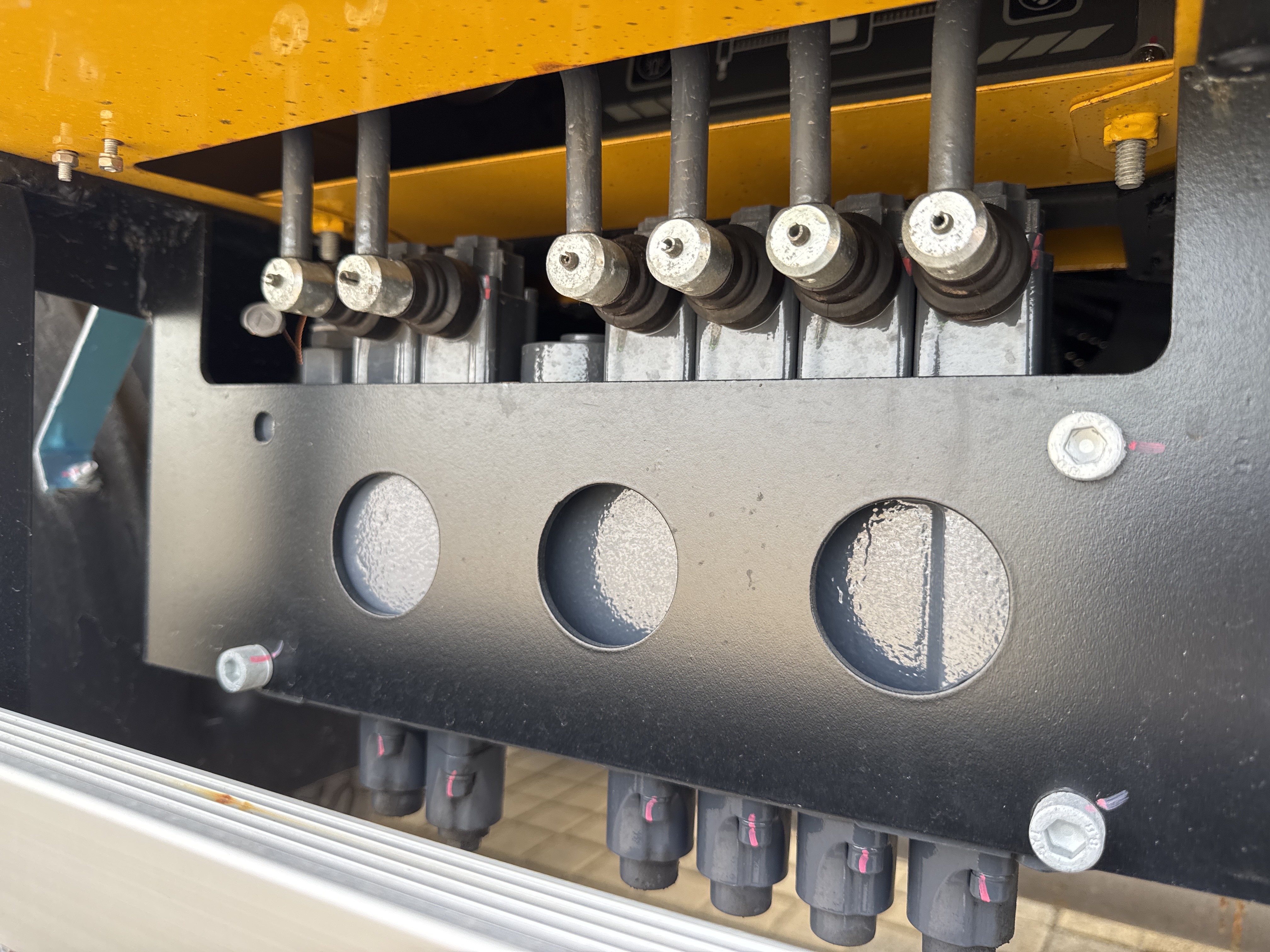 TMA-001-XCMG-GKS285-Truck-mounted-boom-lifts-inspection-Hydraulics-Main-control-valve-(MCV)-1