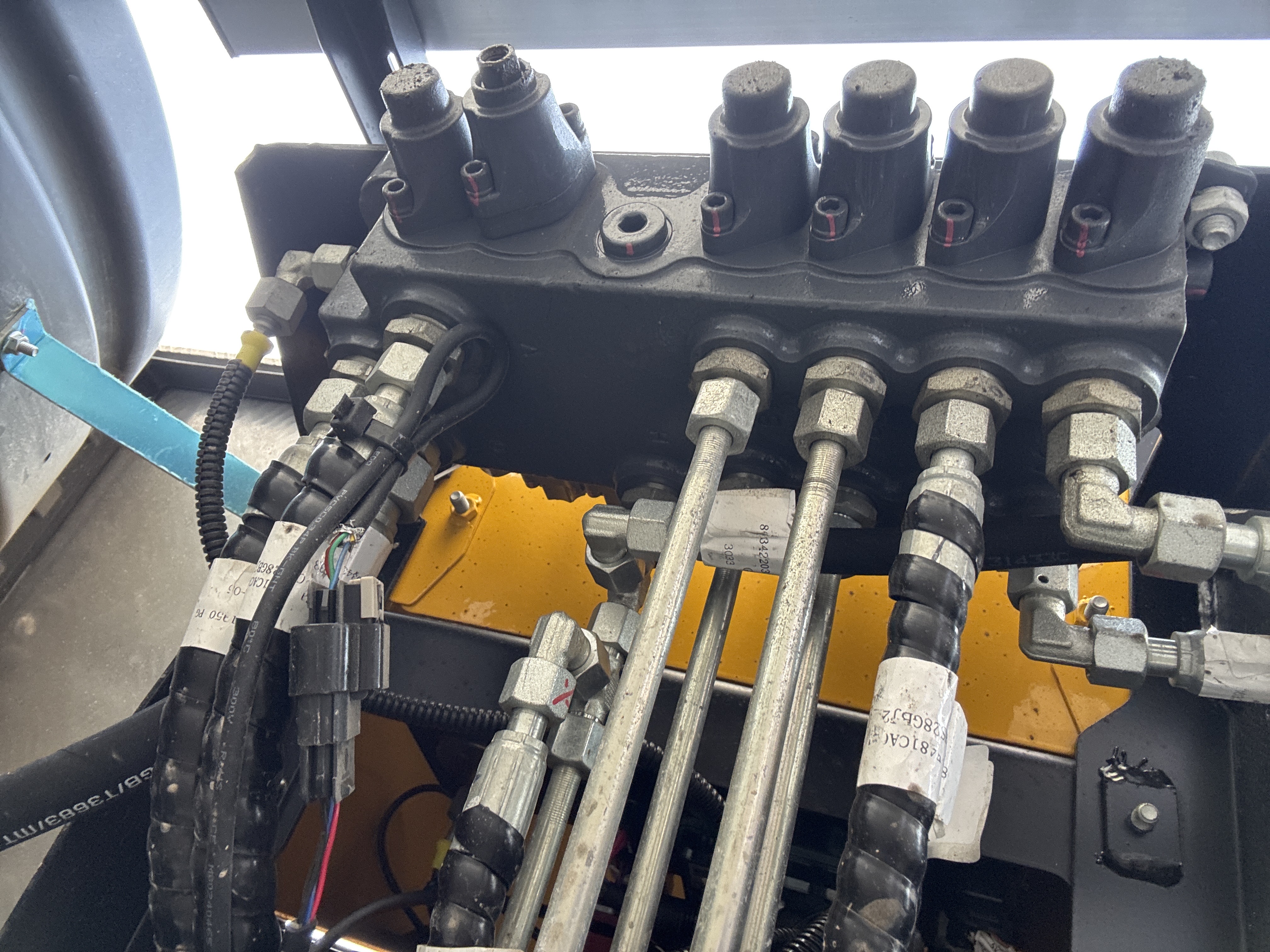 TMA-001-XCMG-GKS285-Truck-mounted-boom-lifts-inspection-Hydraulics-Main-control-valve-(MCV)-1