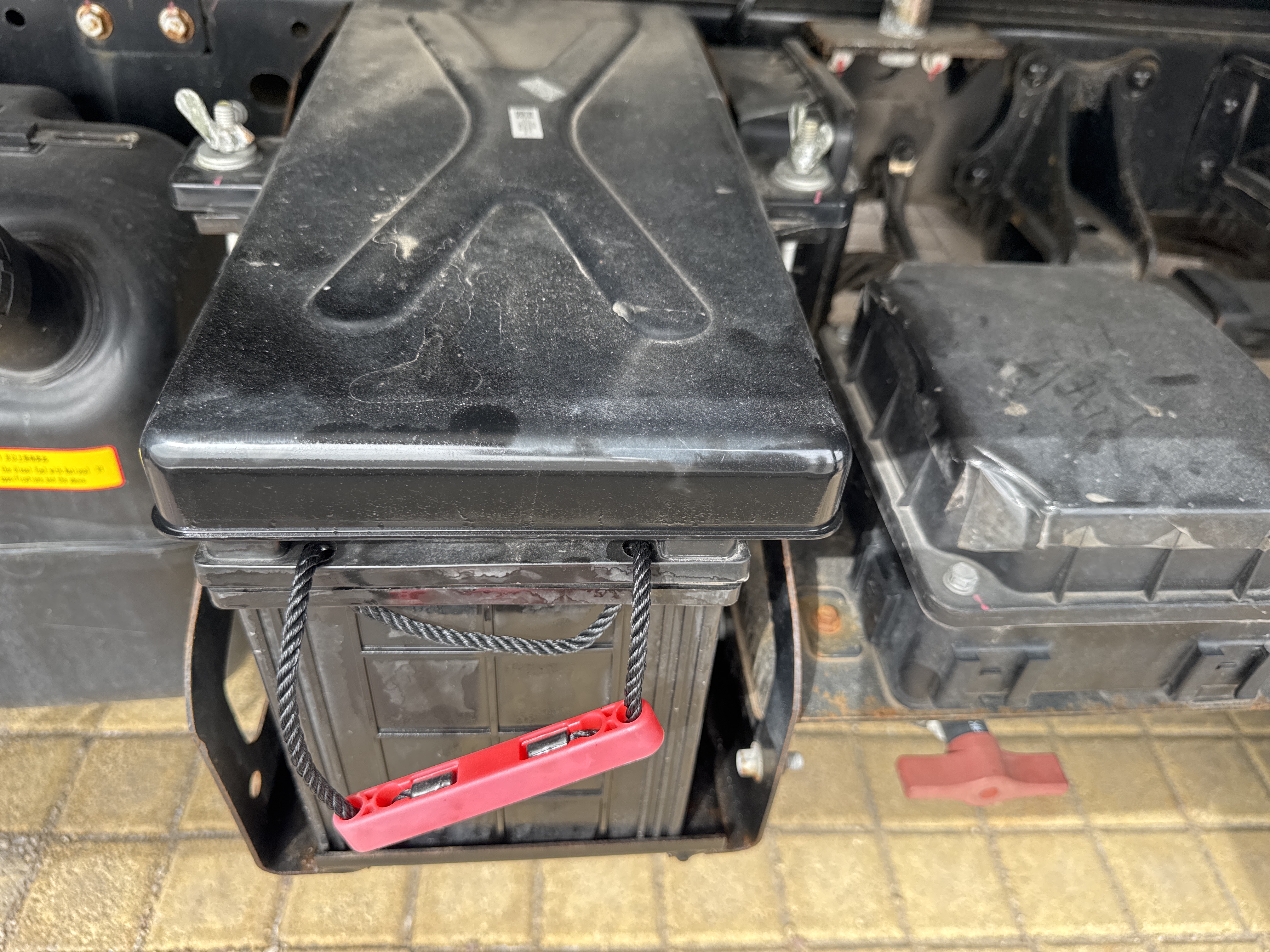 TMA-001-XCMG-GKS285-Truck-mounted-boom-lifts-inspection-Electronics-Battery-1
