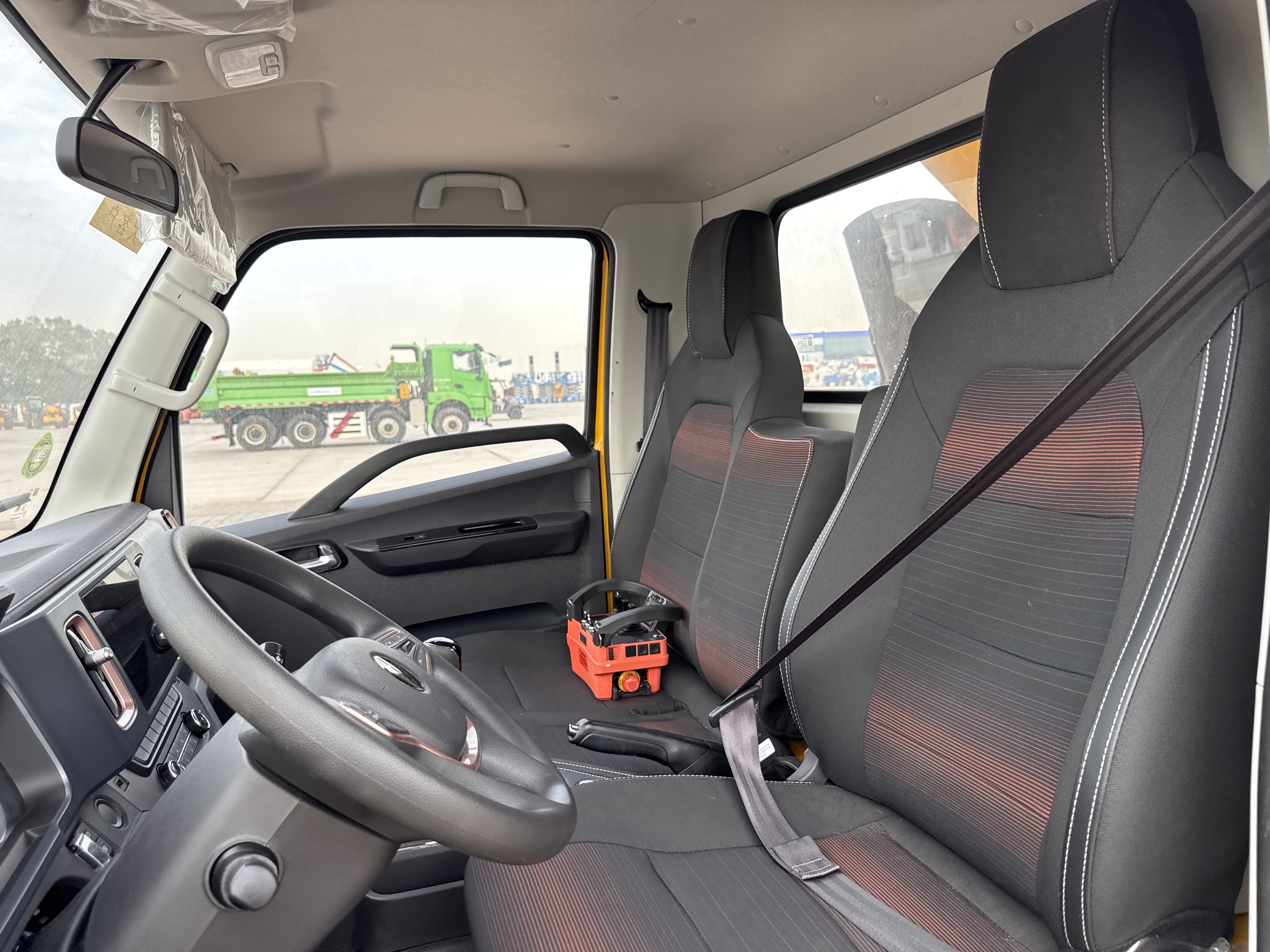 TMA-001-XCMG-GKS285-Truck-mounted-boom-lifts-inspection-Cabin-Seats/armrests-1